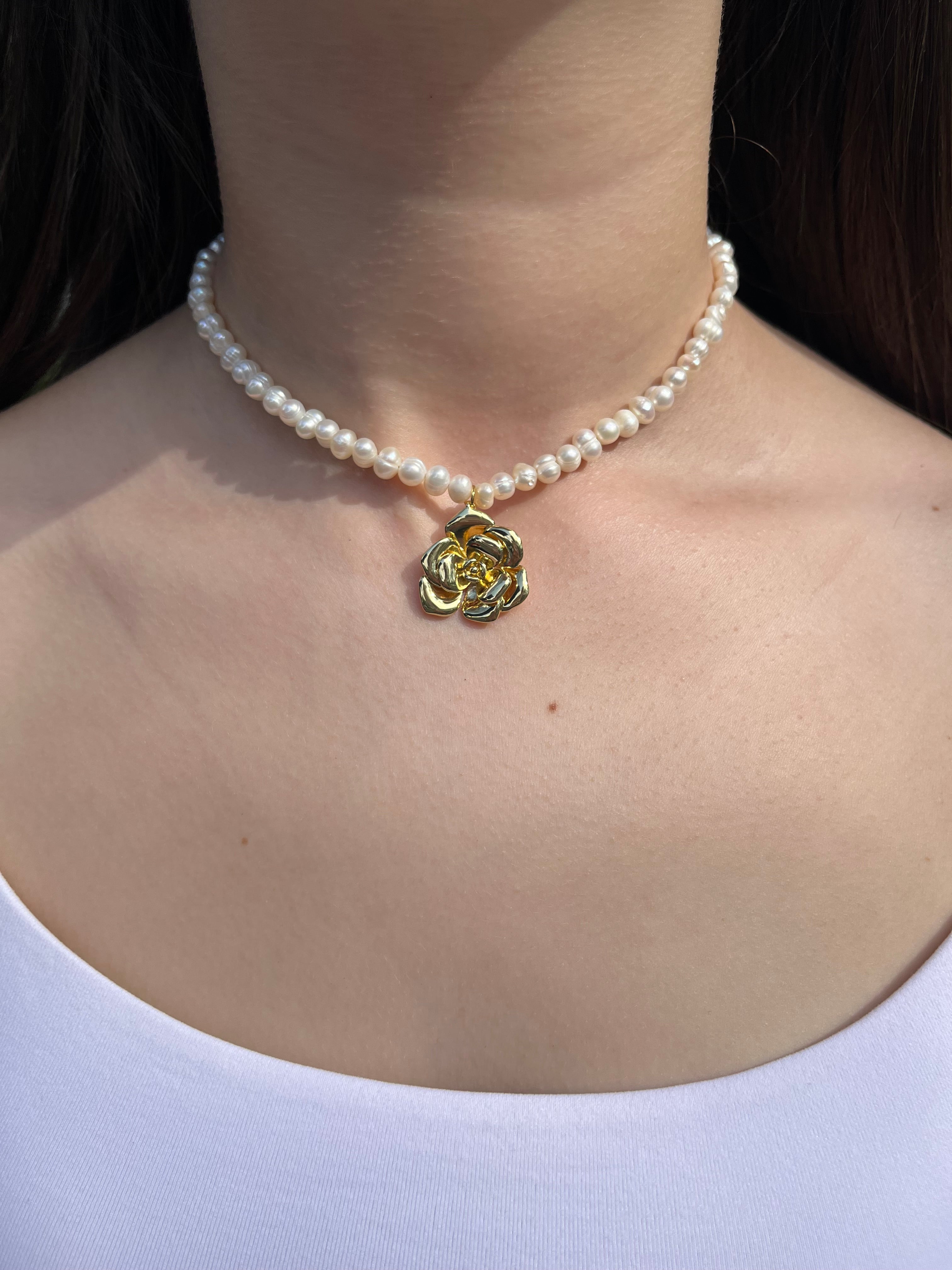 Pearl Necklace with gold rose pendants: 18K Gold Plated