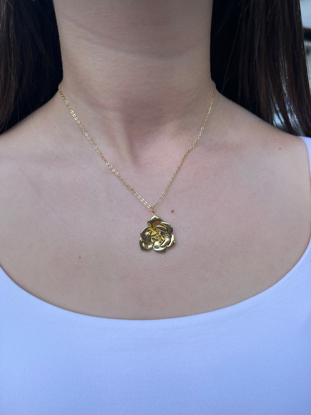 Choker necklace with gold rose pendants: 18K Gold Plated