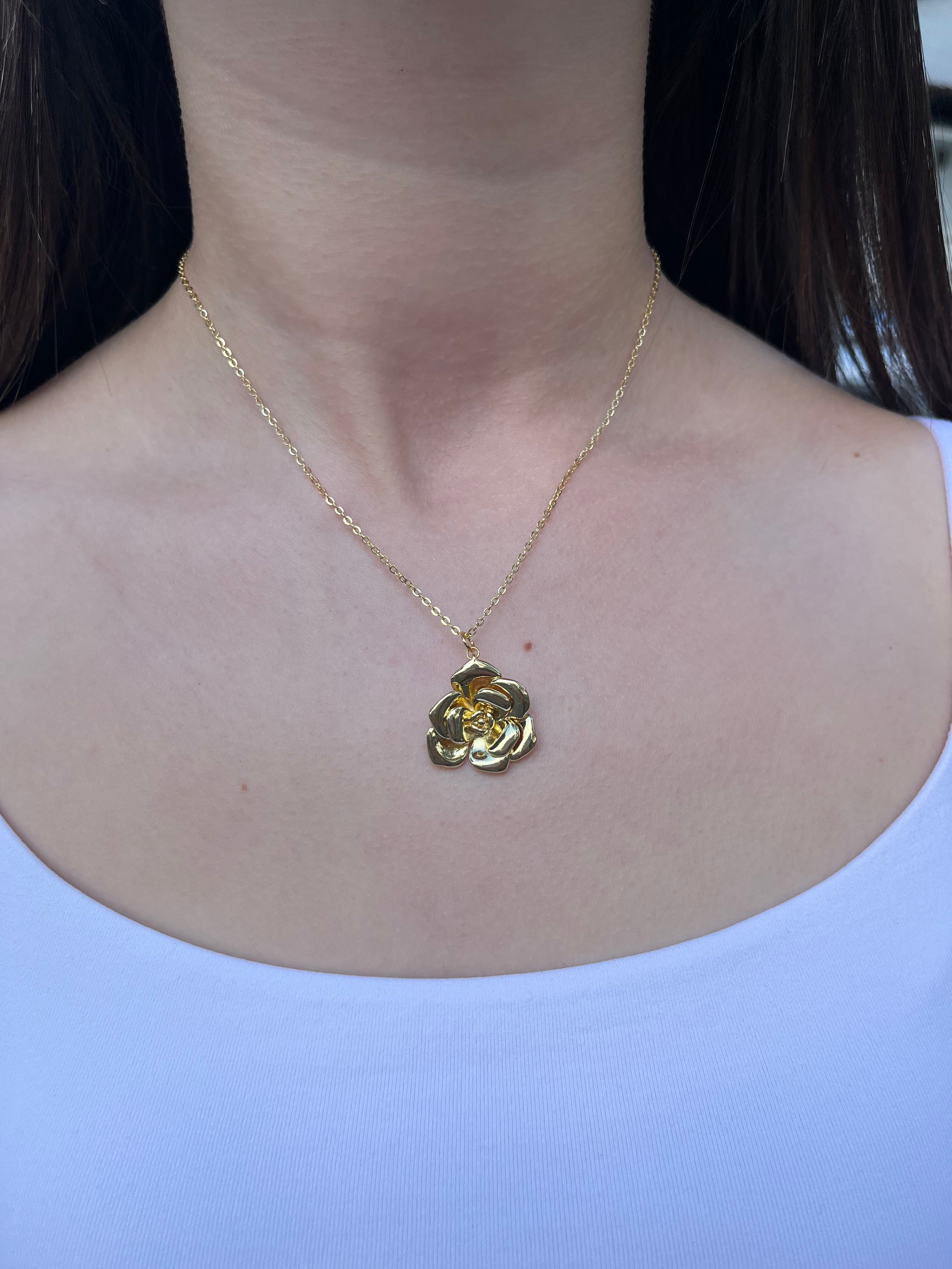 Choker necklace with gold rose pendants: 18K Gold Plated