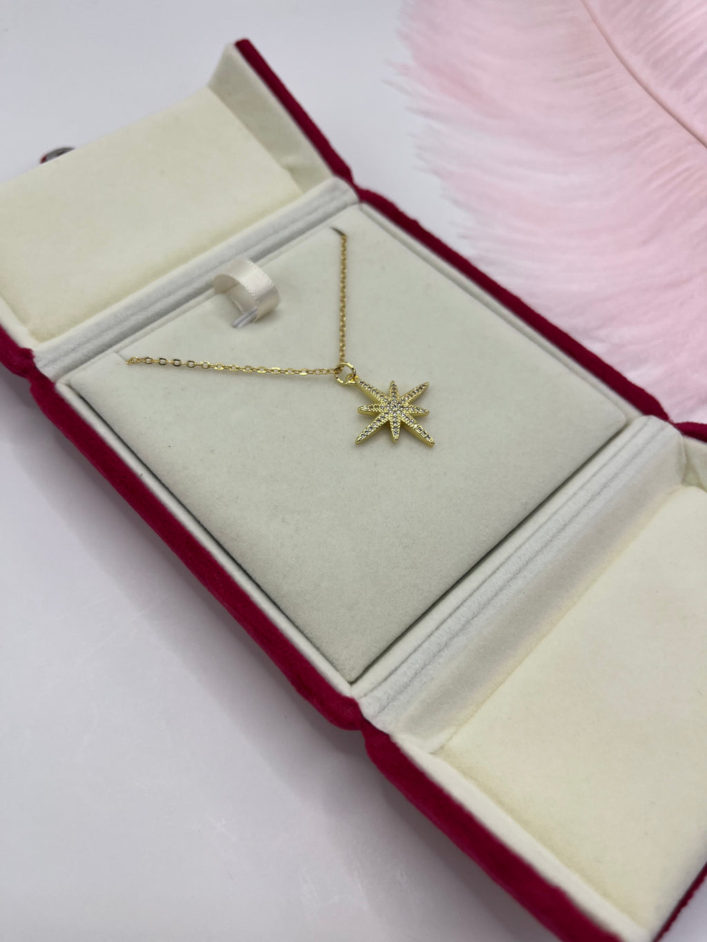 Choker necklace with zirconia star pendants: 18K Gold Plated