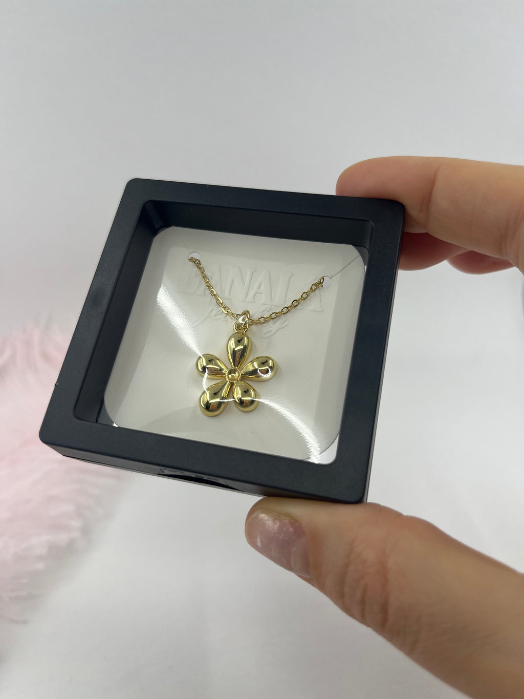 Choker necklace with gold flower pendants: 18K Gold Plated