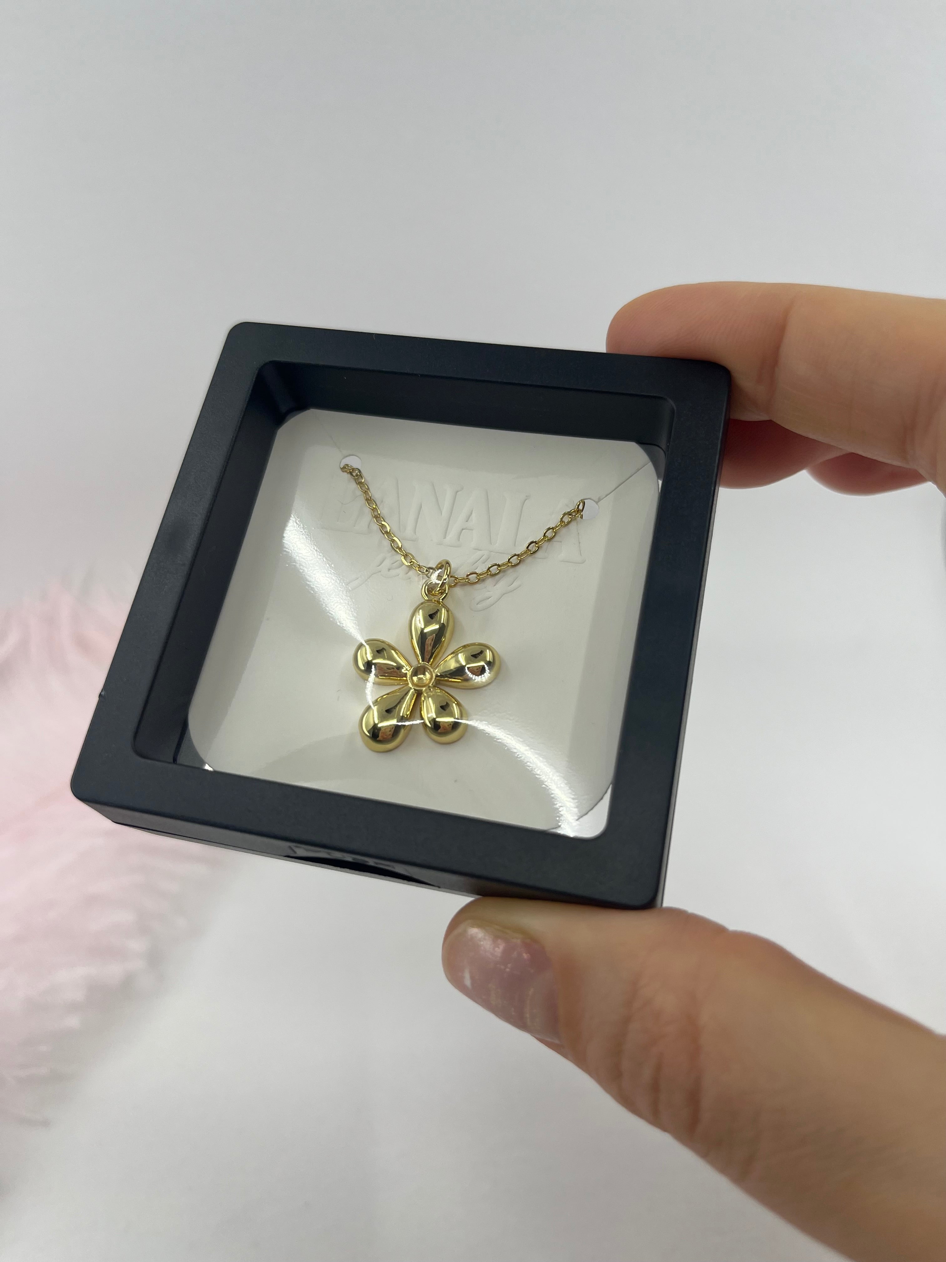 Choker necklace with gold flower pendants: 18K Gold Plated