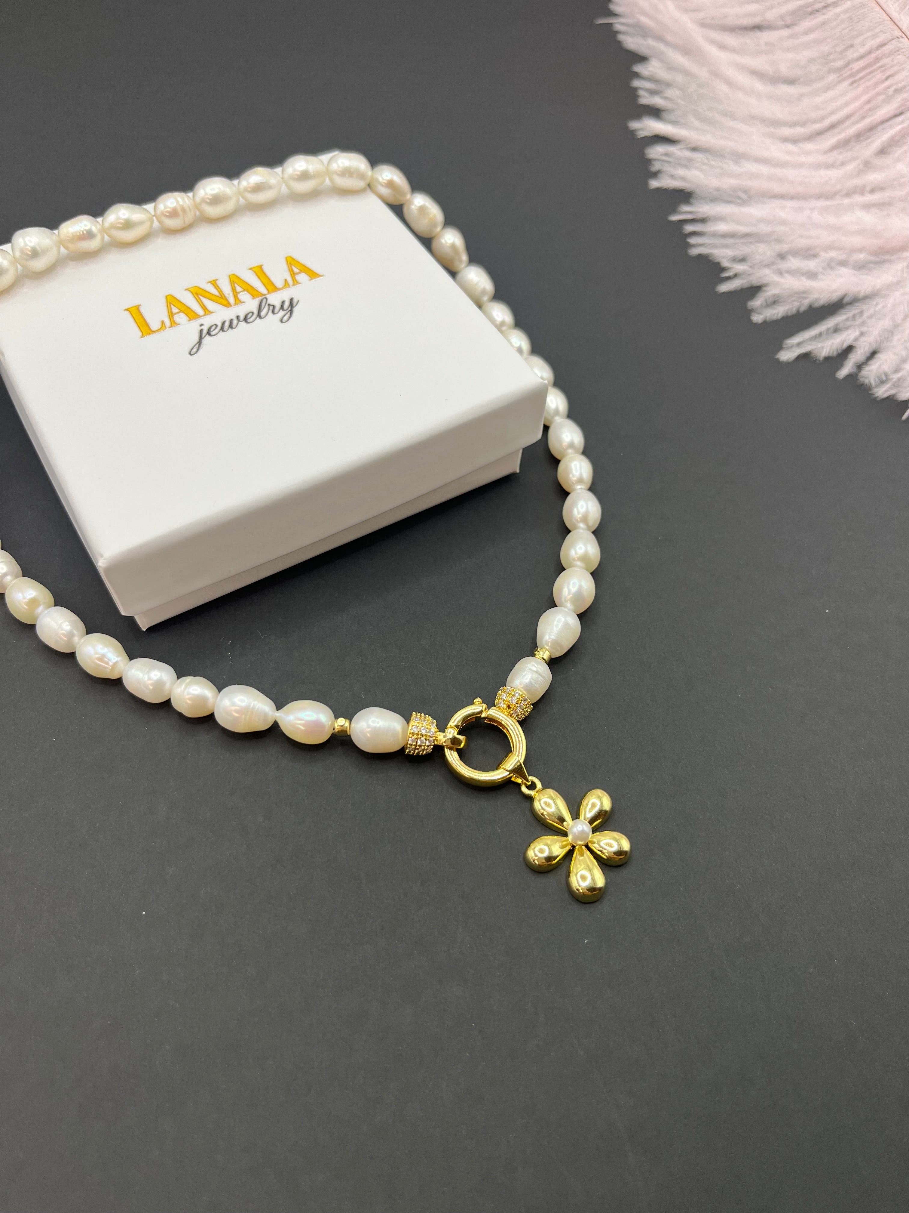 Freshwater Pearl Choker Necklace with flower pendant: 18K Gold Plated, Vintage Style.