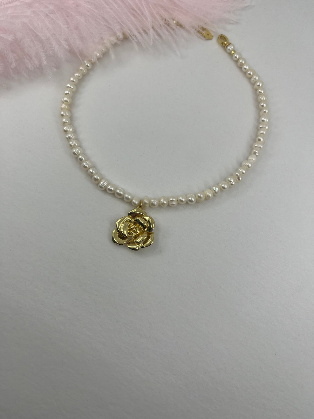Pearl Necklace with gold rose pendants: 18K Gold Plated