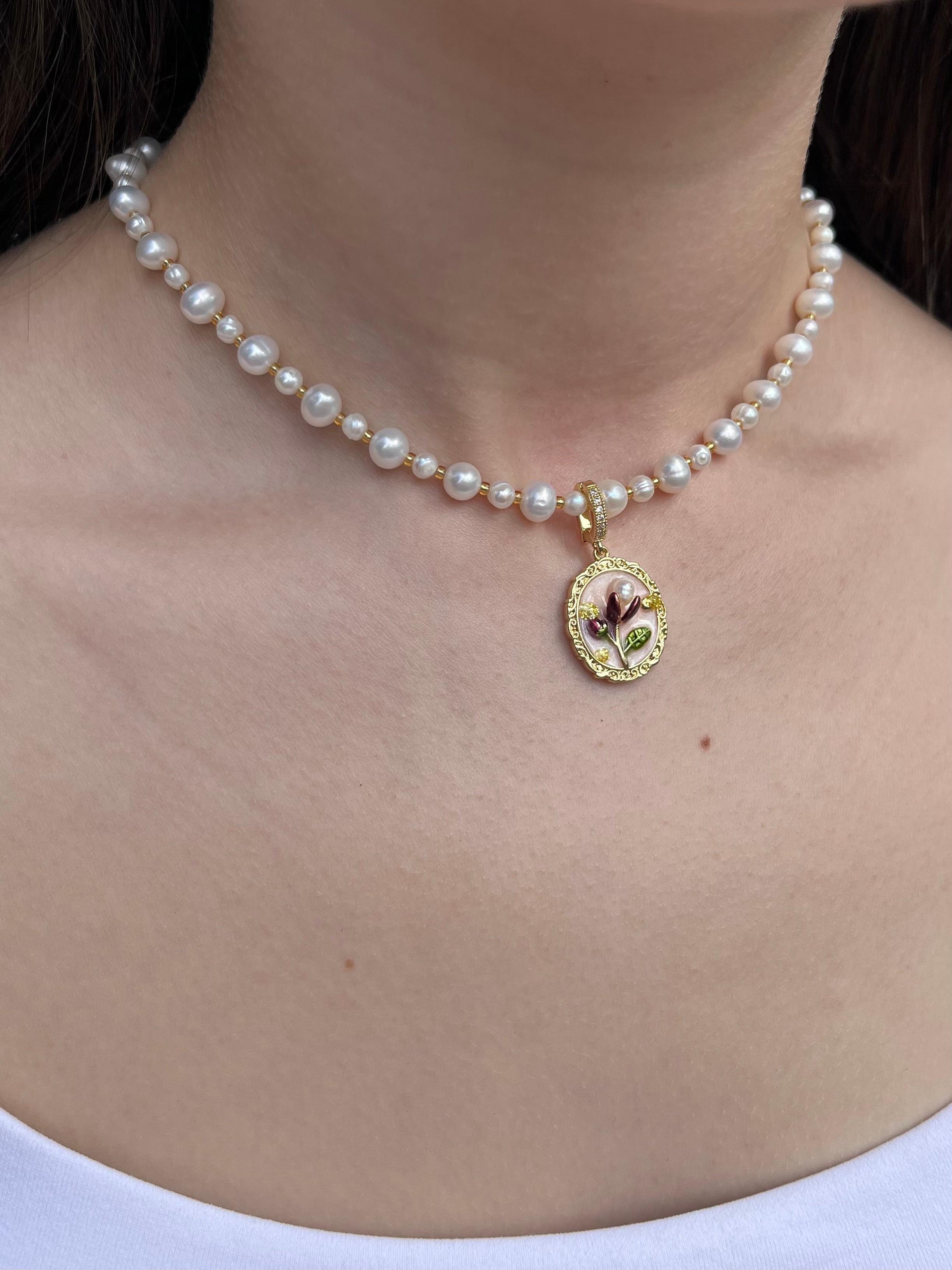 Pearl Necklace with enamel pendant: 18K Gold Plated