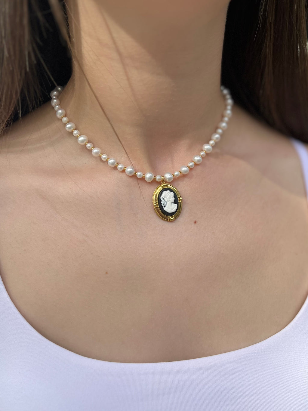 Pearl Necklace with cameo pendant: 18K Gold Plated