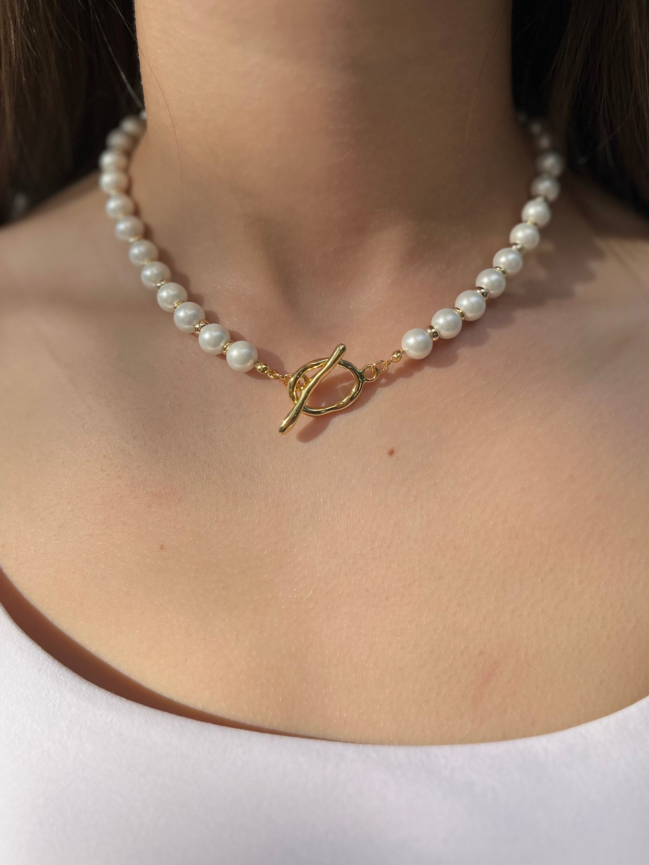 Shell Pearl Necklace with toggle: 18K Gold Plated