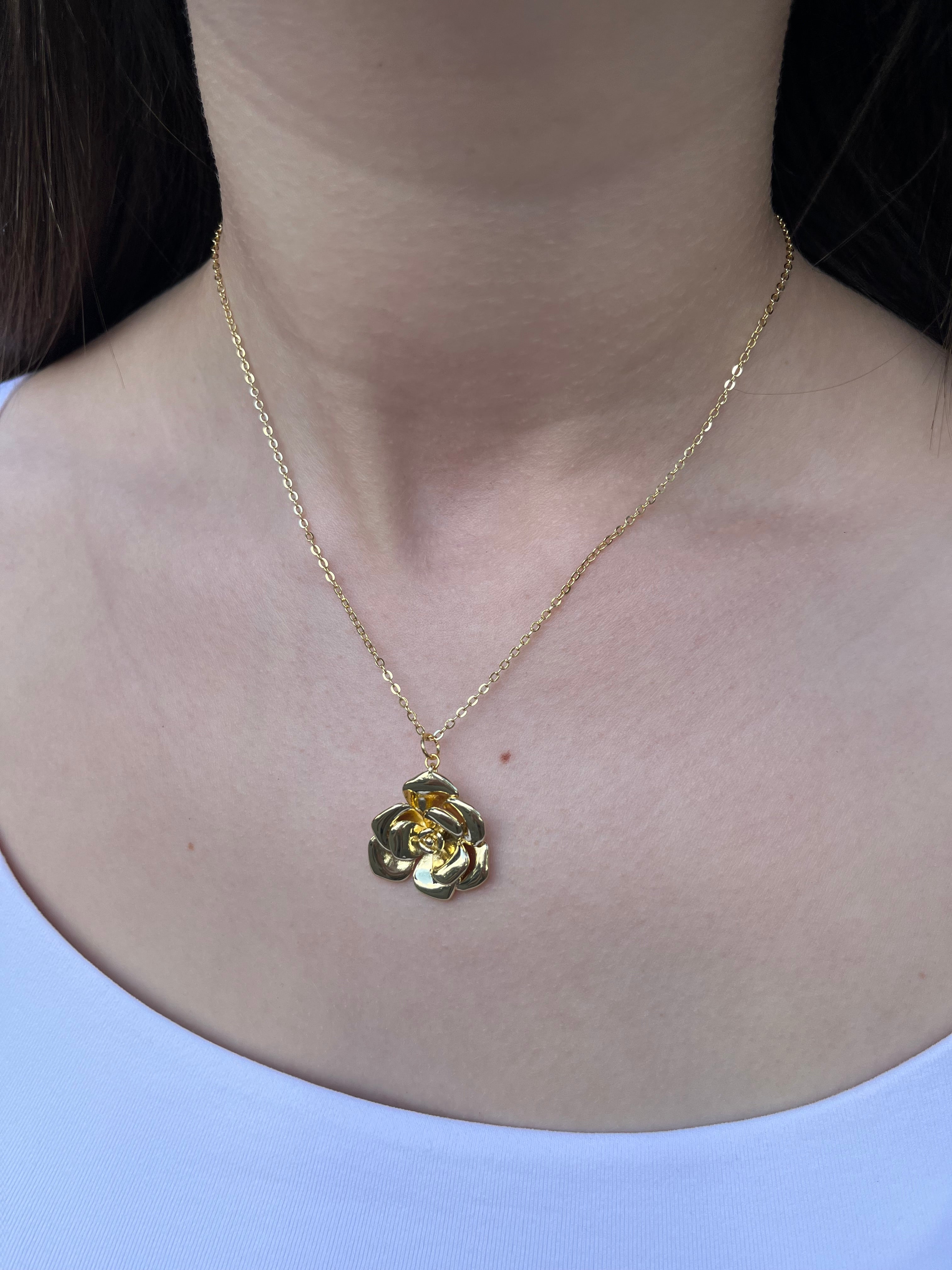 Choker necklace with gold rose pendants: 18K Gold Plated