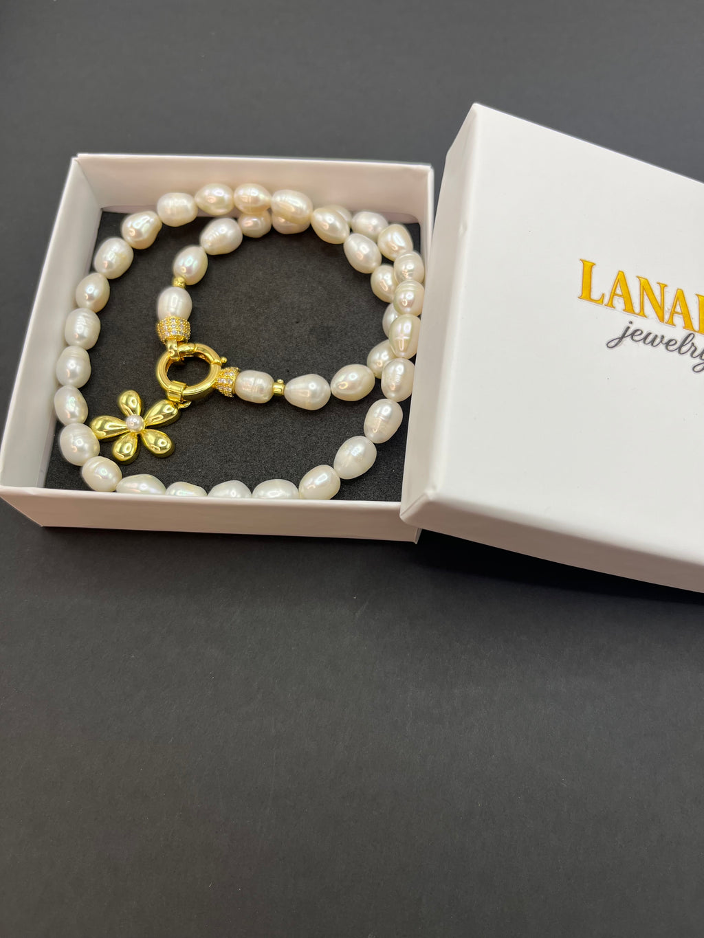 Freshwater Pearl Choker Necklace with flower pendant: 18K Gold Plated, Vintage Style.