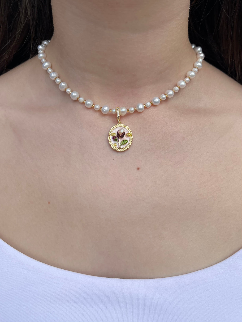 Pearl Necklace with enamel pendant: 18K Gold Plated