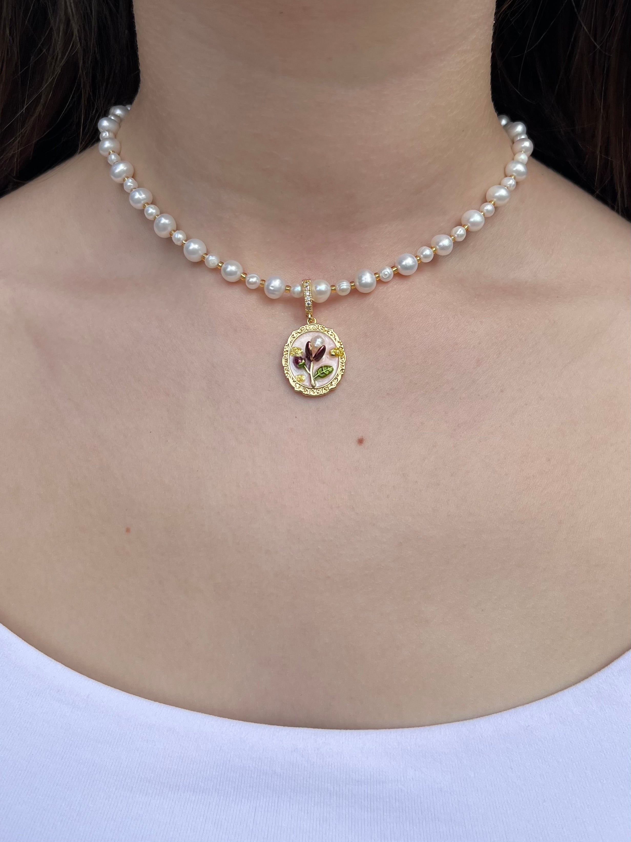 Pearl Necklace with enamel pendant: 18K Gold Plated