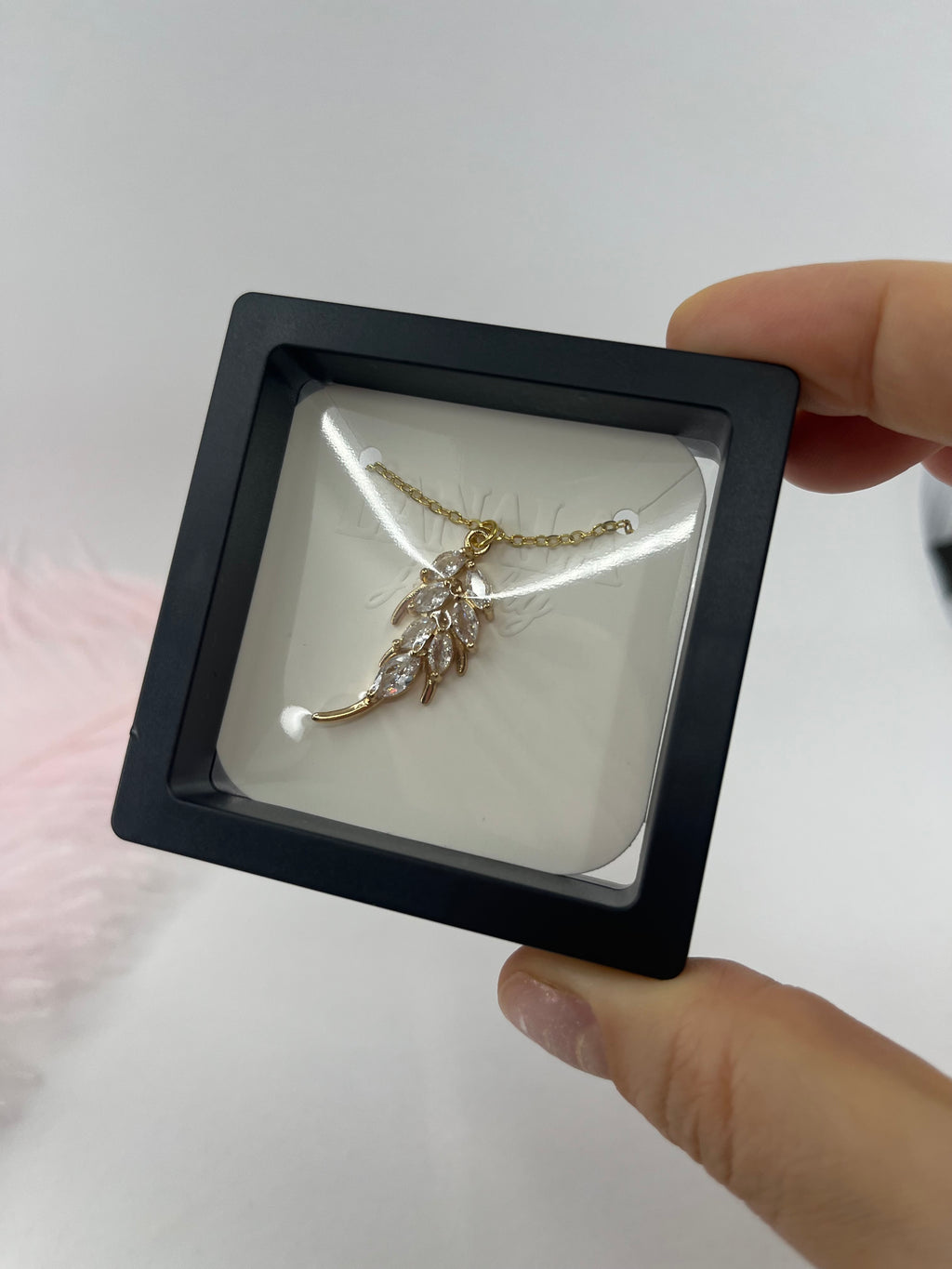 Choker necklace with zirconia leaf pendants: 18K Gold Plated