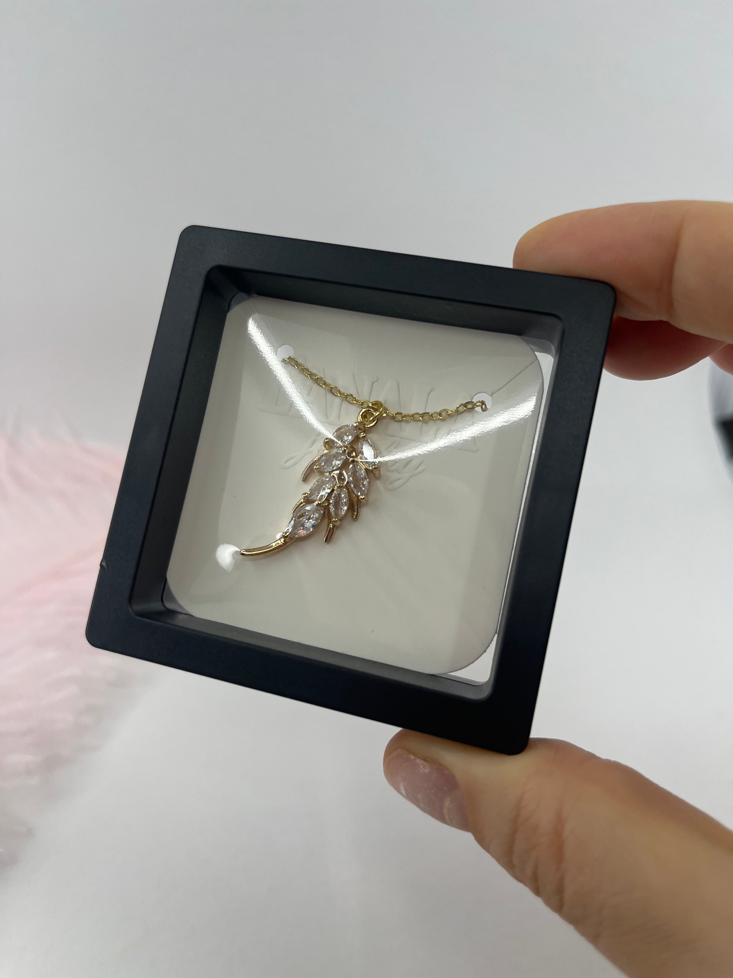 Choker necklace with zirconia leaf pendants: 18K Gold Plated