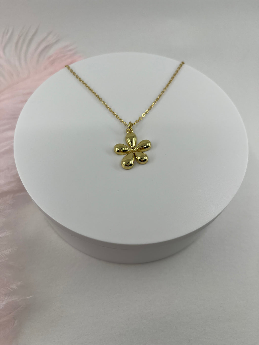 Choker necklace with gold flower pendants: 18K Gold Plated