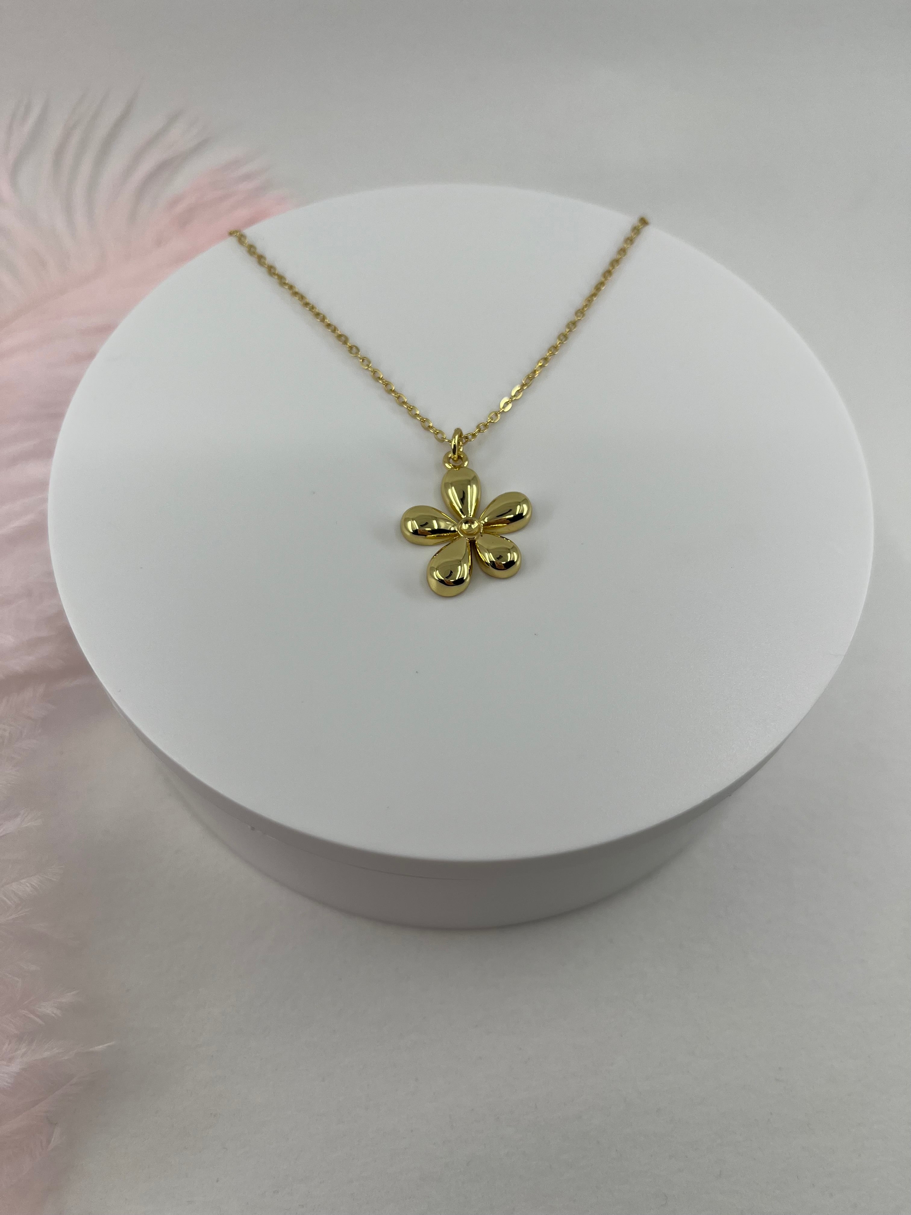 Choker necklace with gold flower pendants: 18K Gold Plated