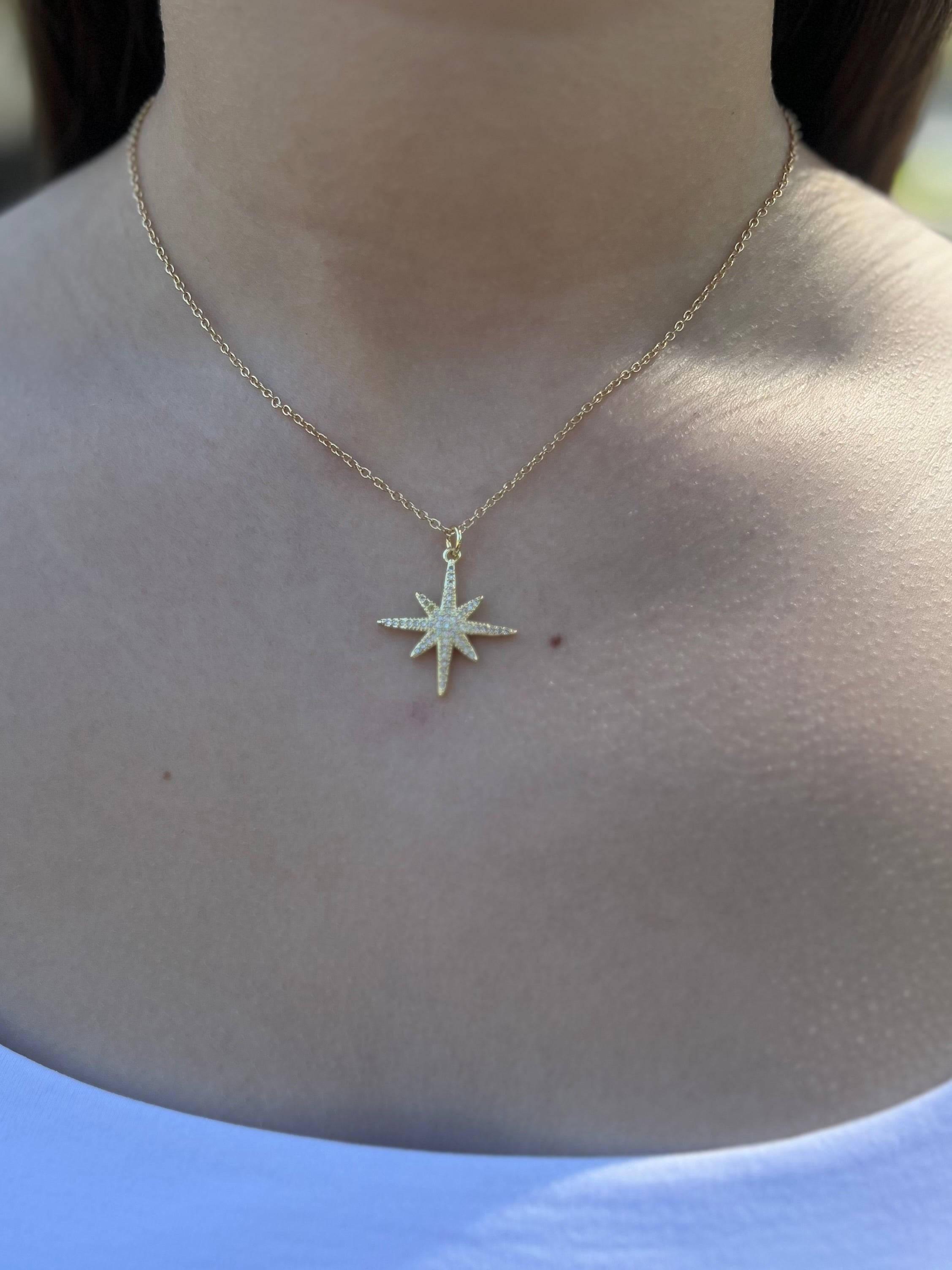 Choker necklace with zirconia star pendants: 18K Gold Plated