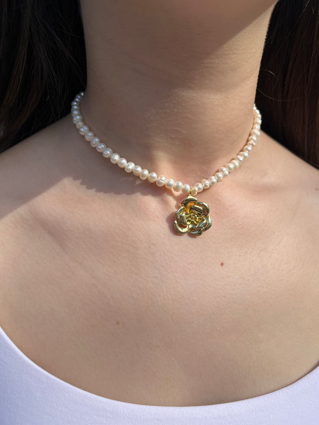 Pearl Necklace with gold rose pendants: 18K Gold Plated