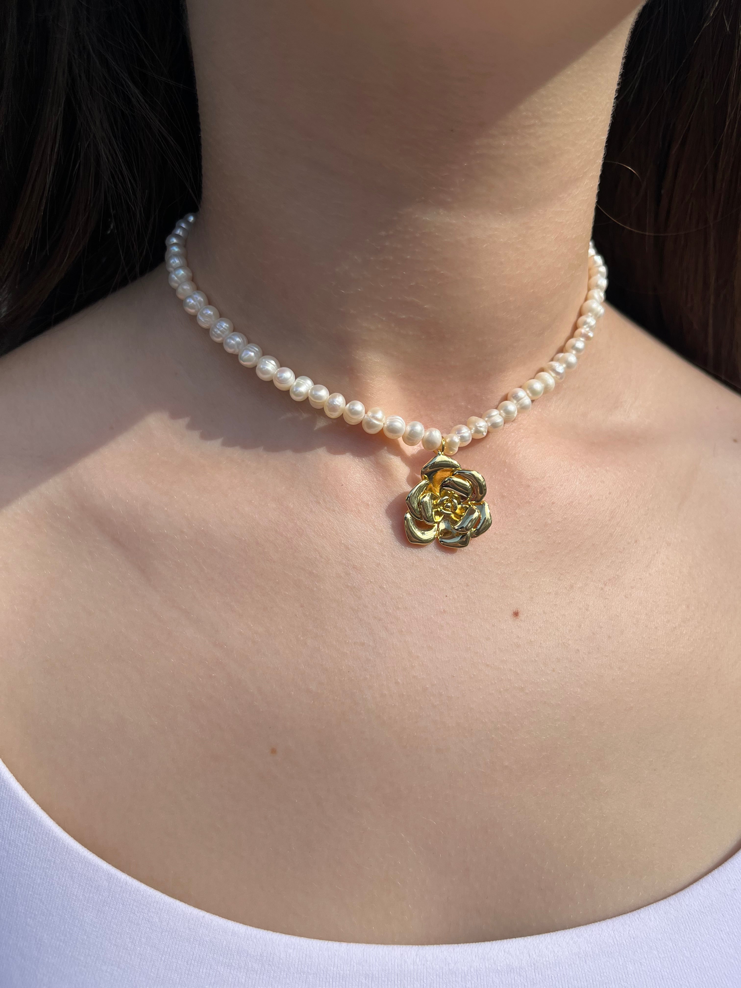 Pearl Necklace with gold rose pendants: 18K Gold Plated