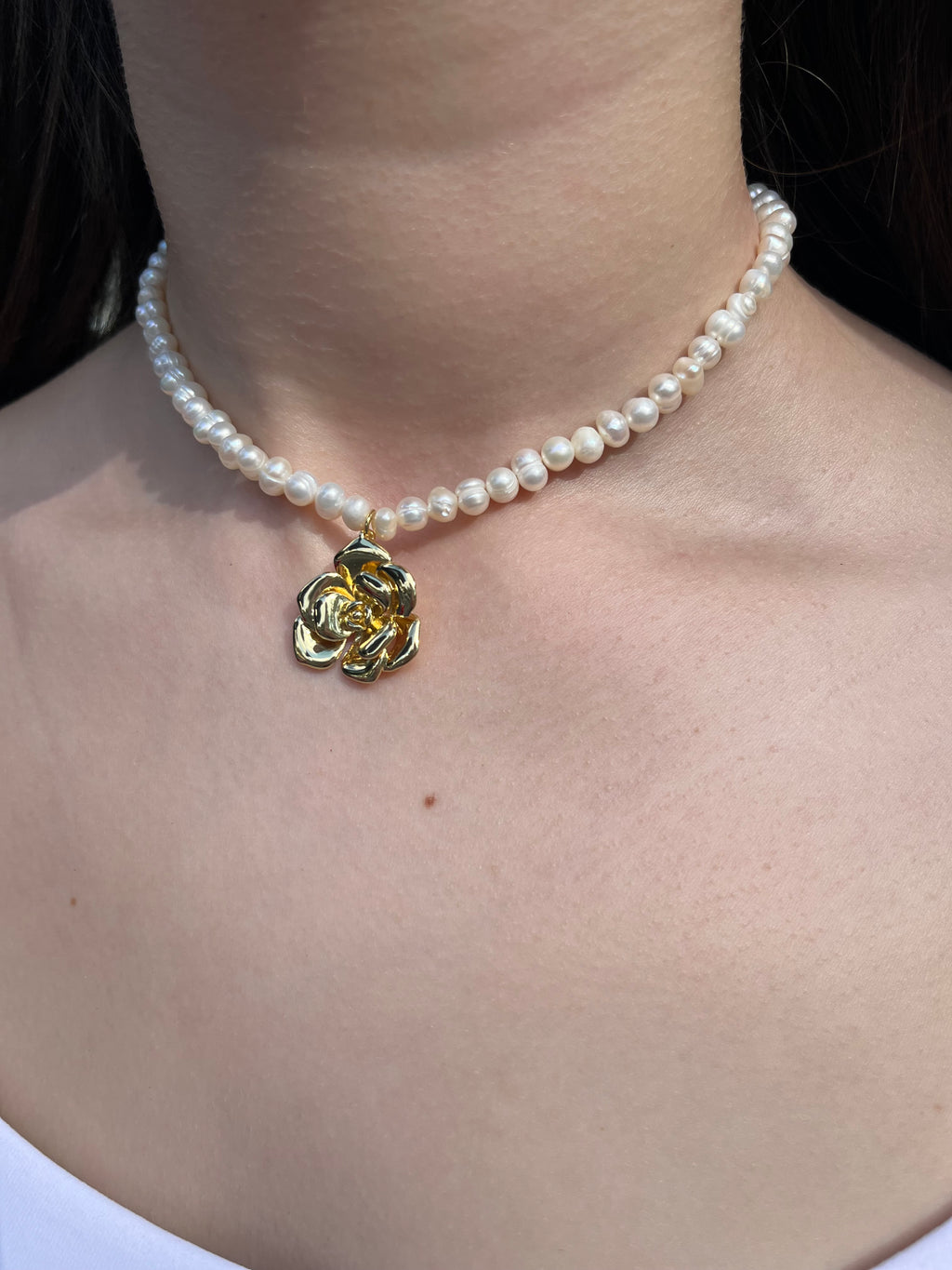 Pearl Necklace with gold rose pendants: 18K Gold Plated