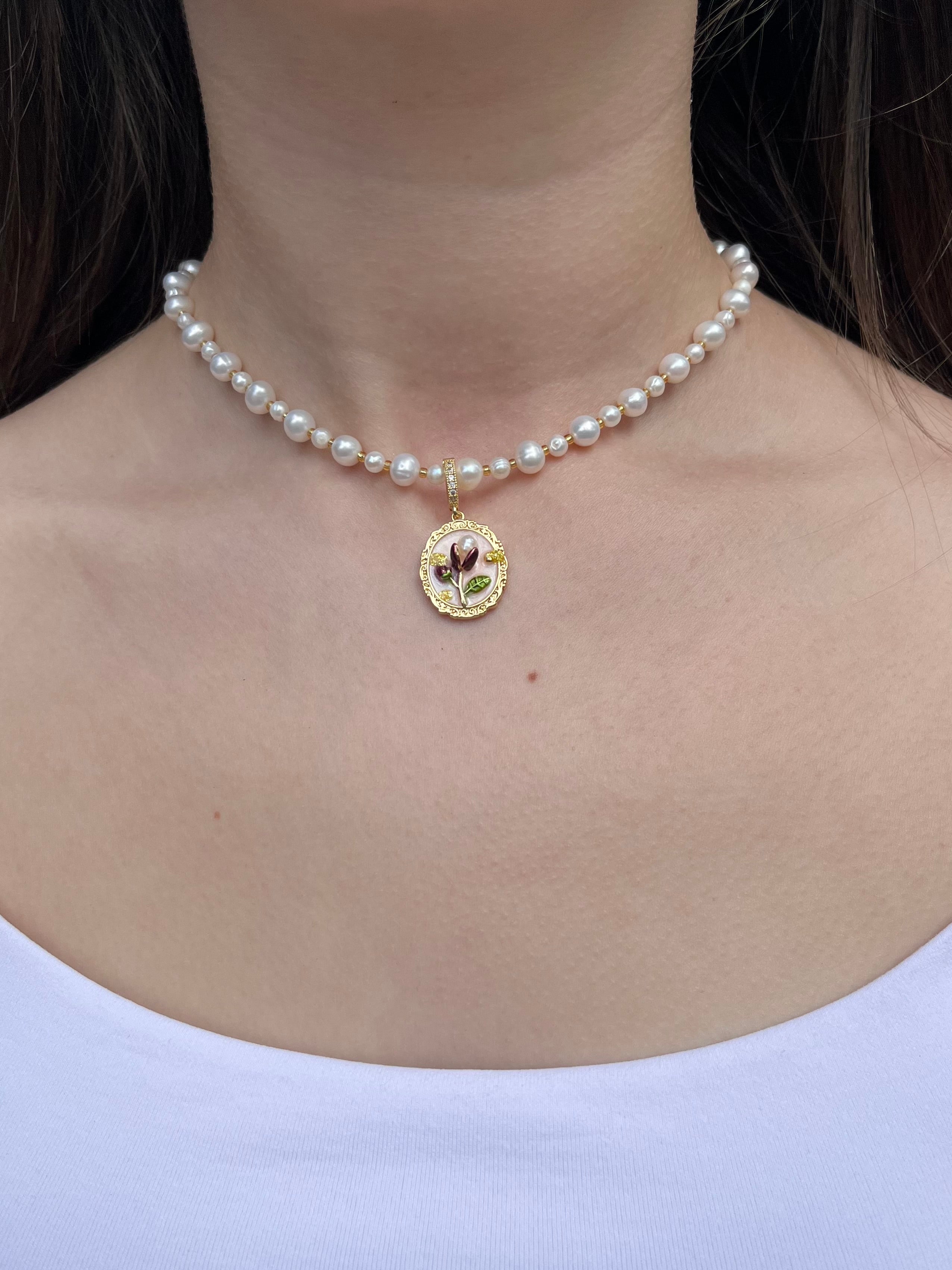 Pearl Necklace with enamel pendant: 18K Gold Plated