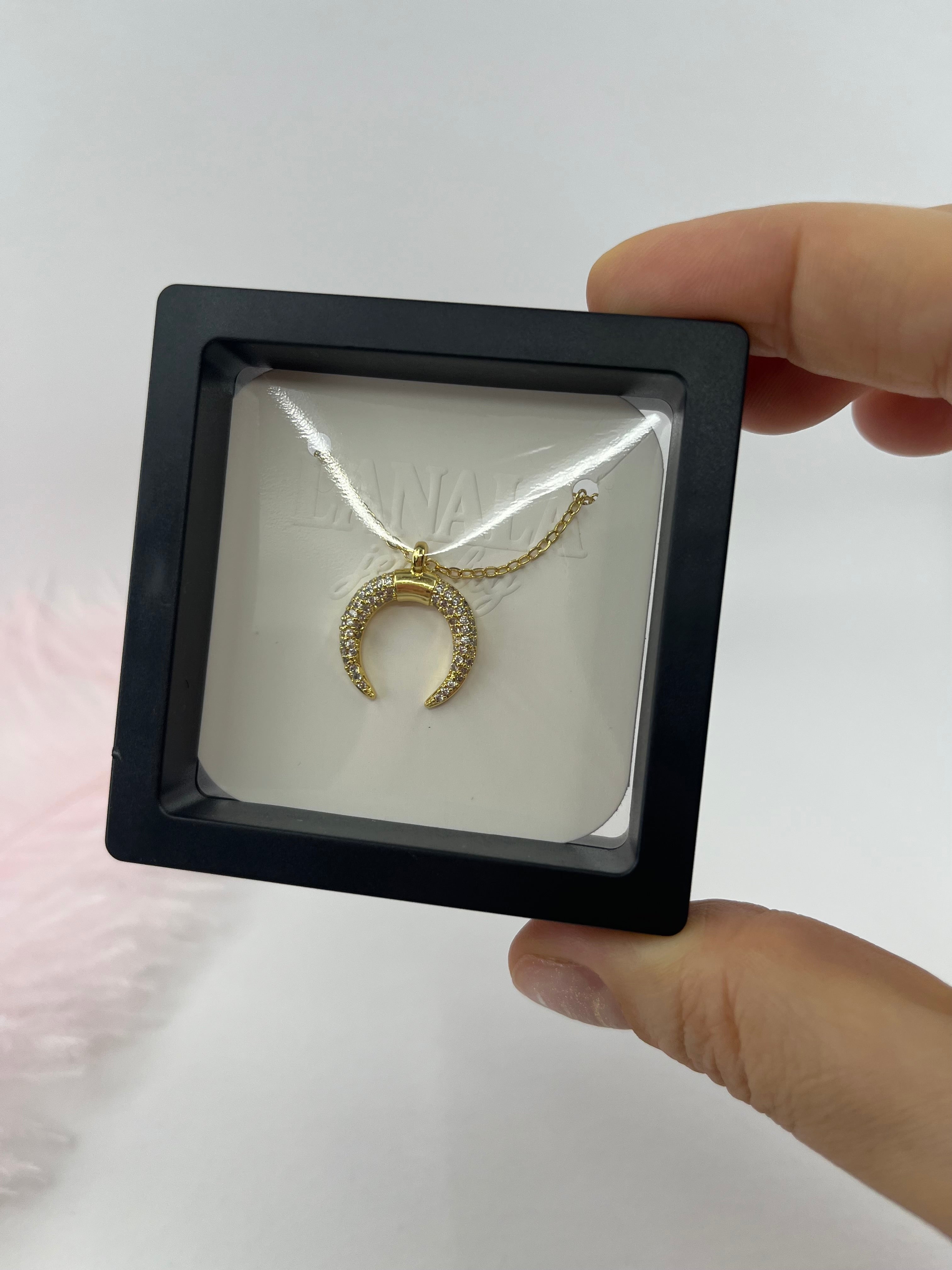Choker necklace with zirconia moon pendants: 18K Gold Plated