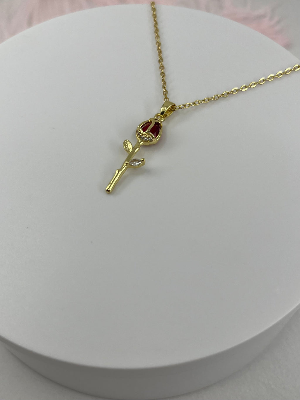 Choker necklace with gold zirconia rose pendants: 18K Gold Plated