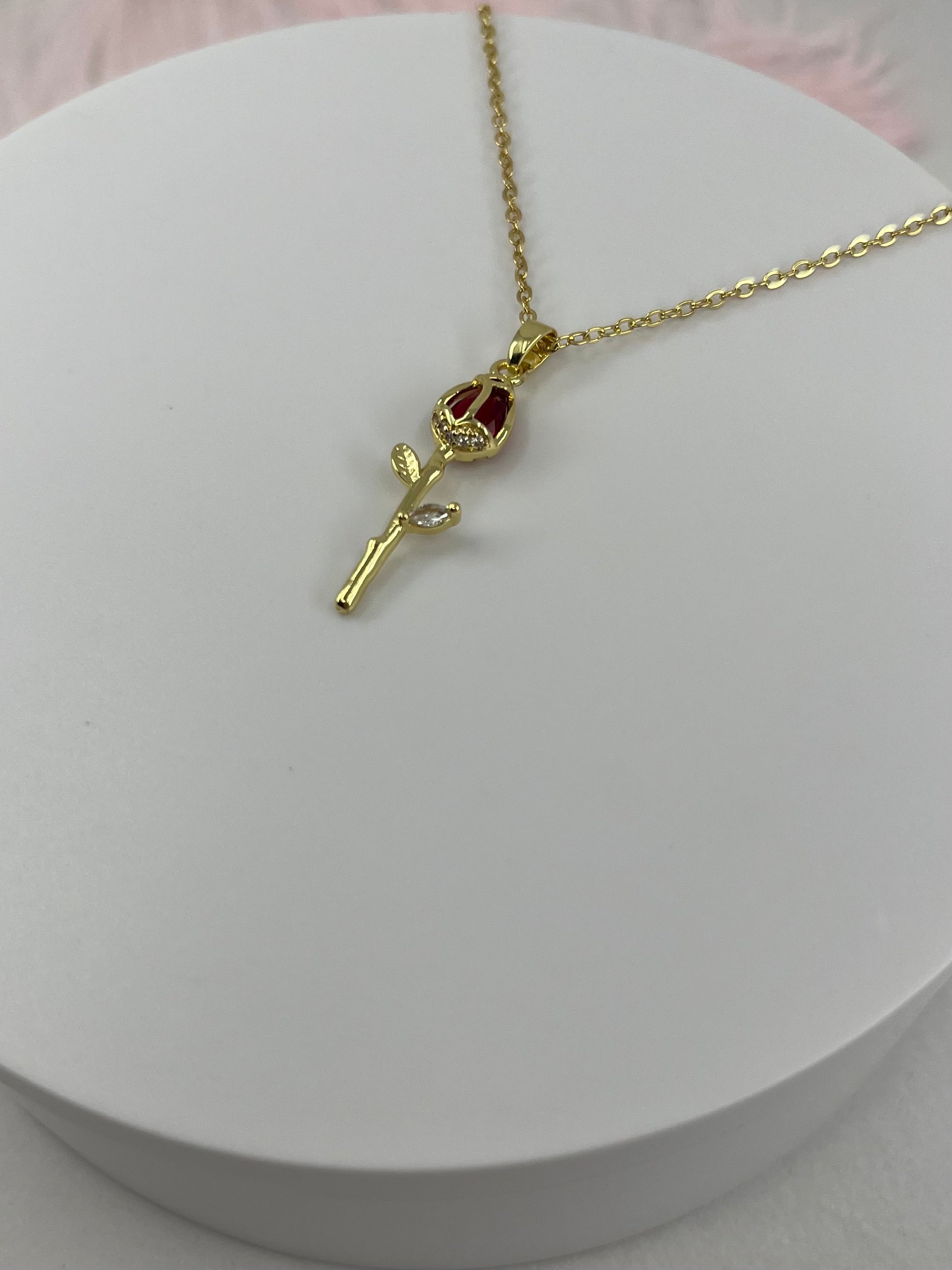 Choker necklace with gold zirconia rose pendants: 18K Gold Plated