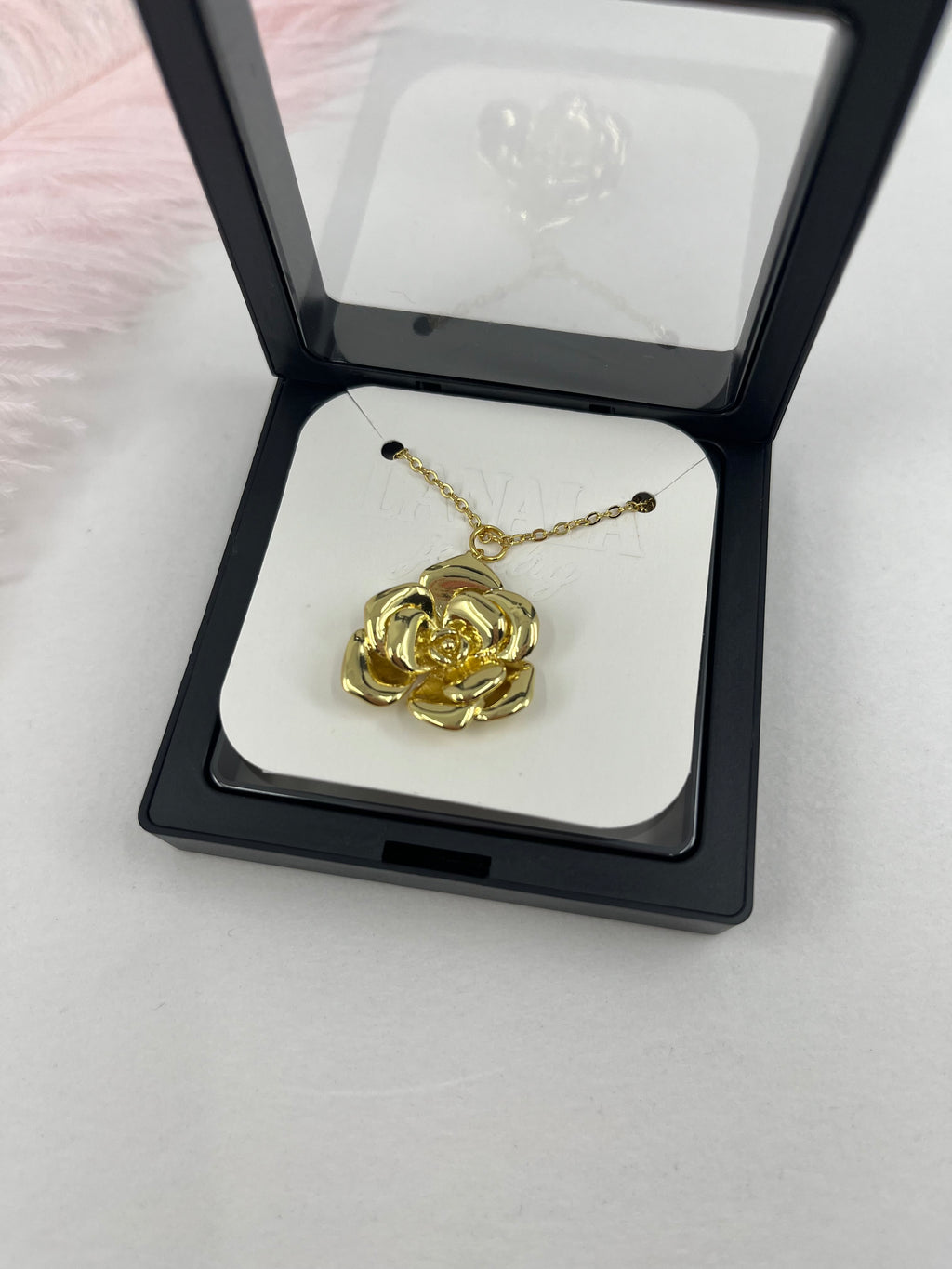 Choker necklace with gold rose pendants: 18K Gold Plated