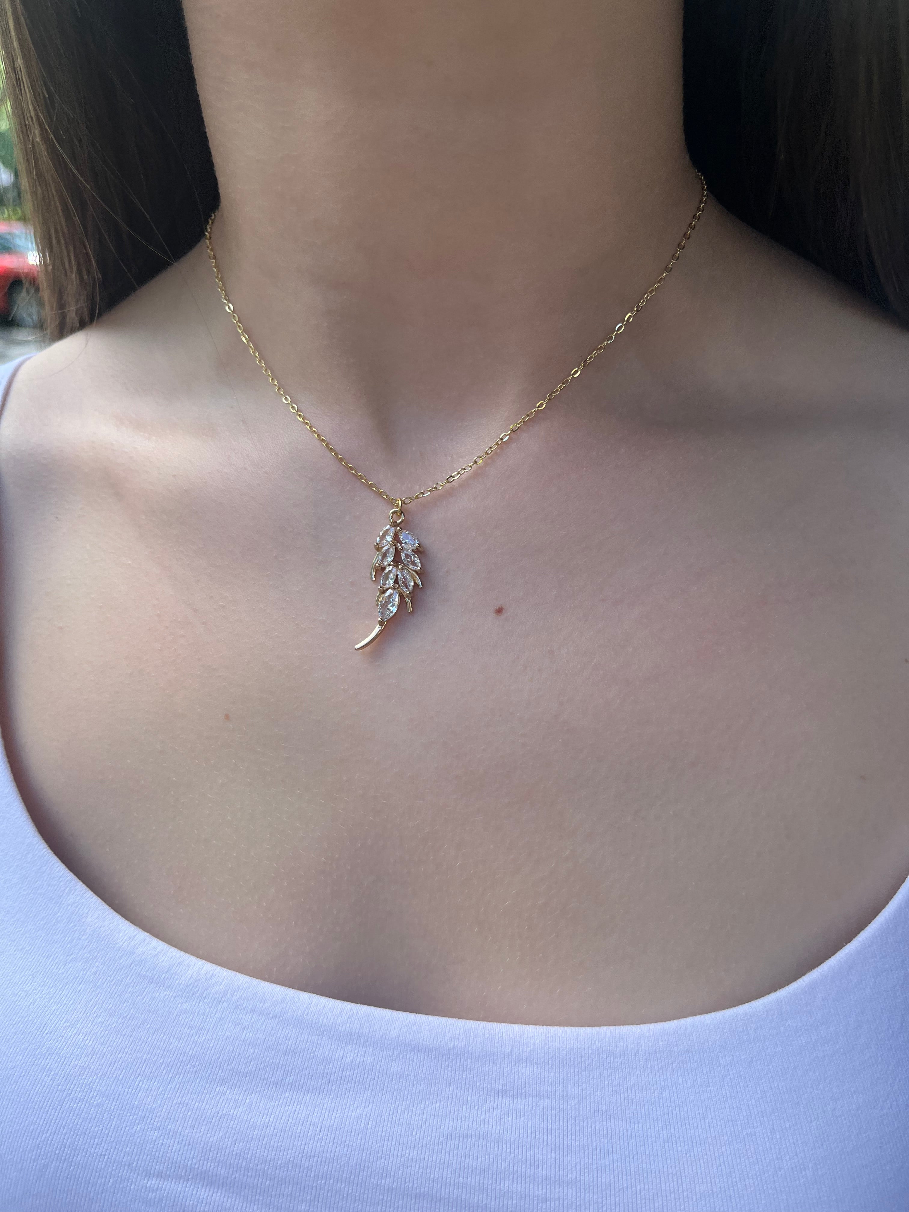 Choker necklace with zirconia leaf pendants: 18K Gold Plated