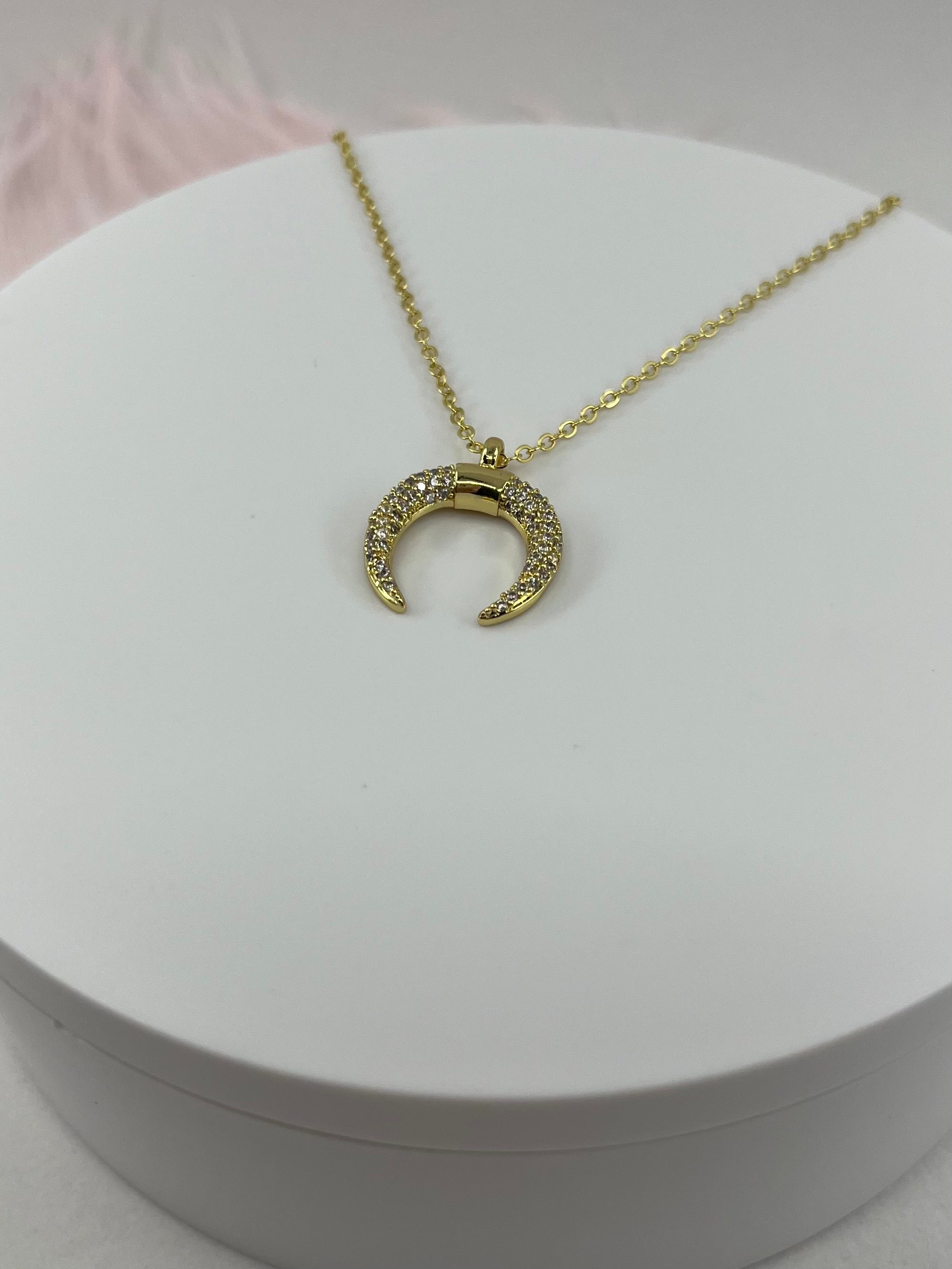 Choker necklace with zirconia moon pendants: 18K Gold Plated
