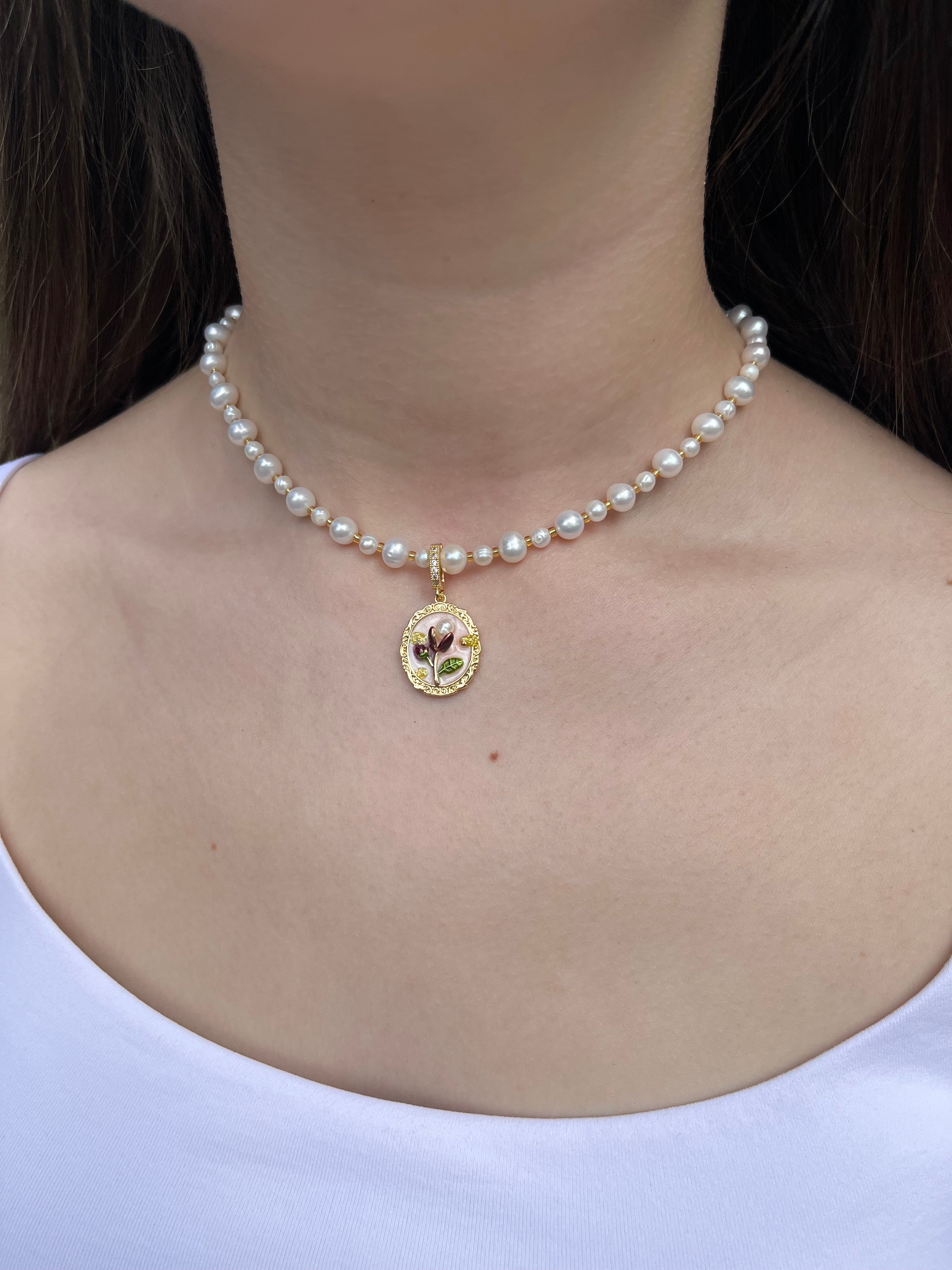 Pearl Necklace with enamel pendant: 18K Gold Plated
