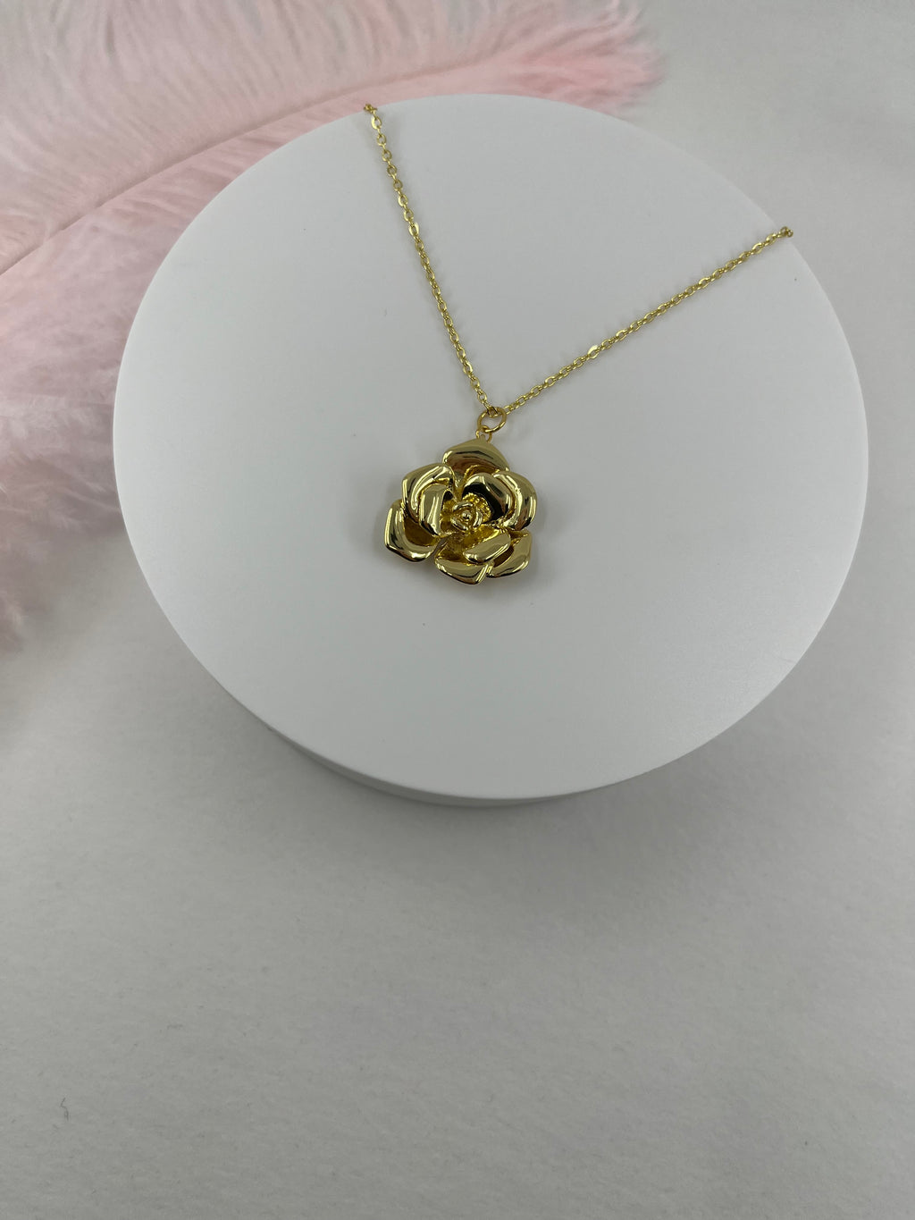 Choker necklace with gold rose pendants: 18K Gold Plated