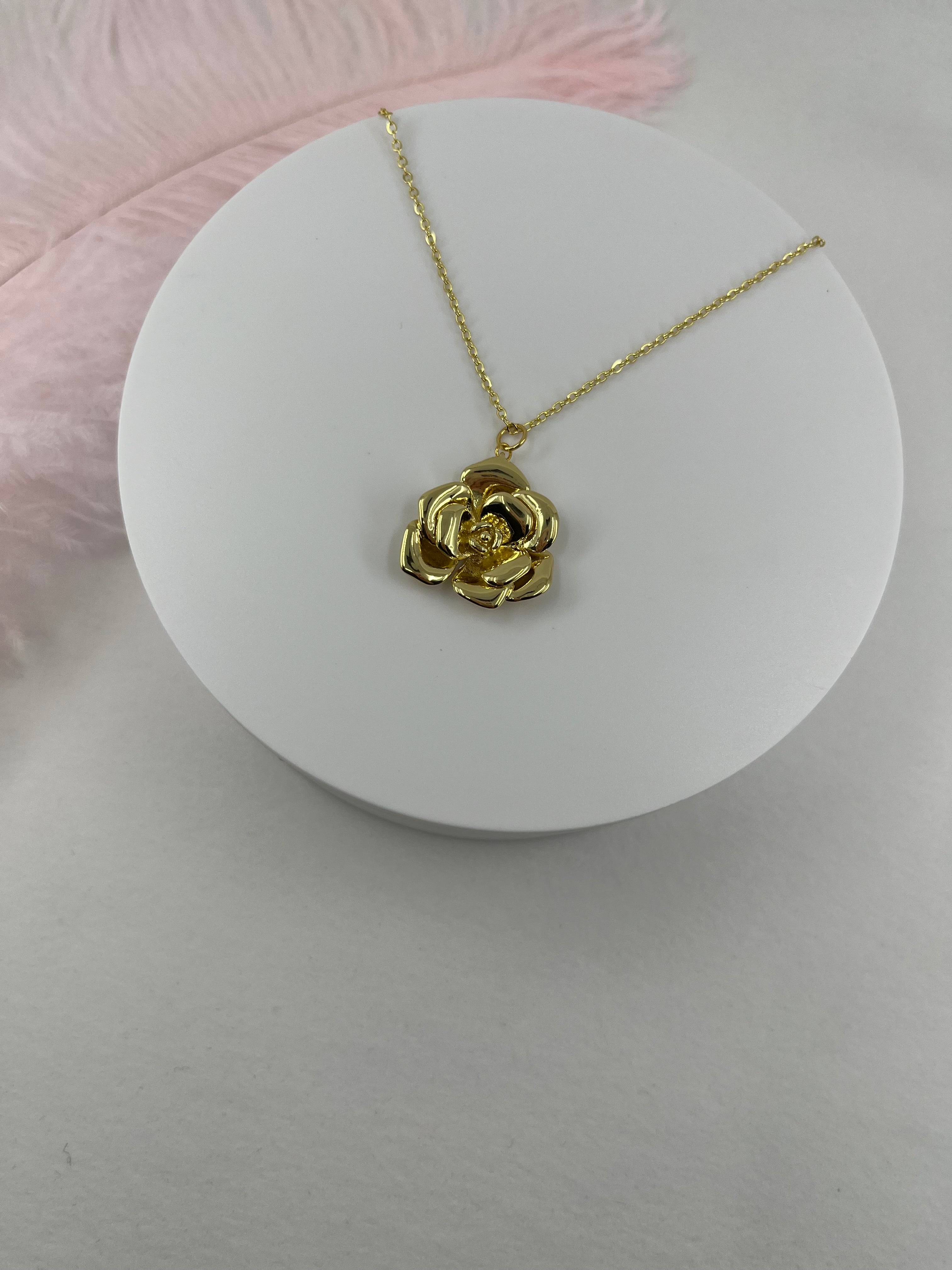 Choker necklace with gold rose pendants: 18K Gold Plated