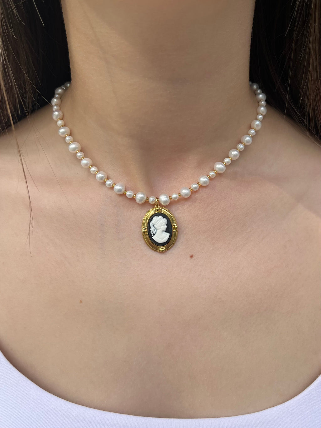 Pearl Necklace with cameo pendant: 18K Gold Plated