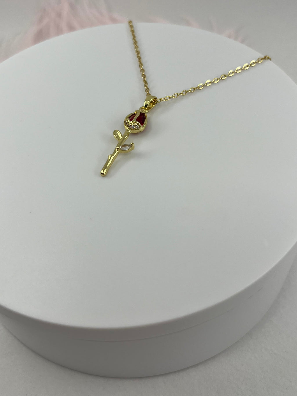Choker necklace with gold zirconia rose pendants: 18K Gold Plated