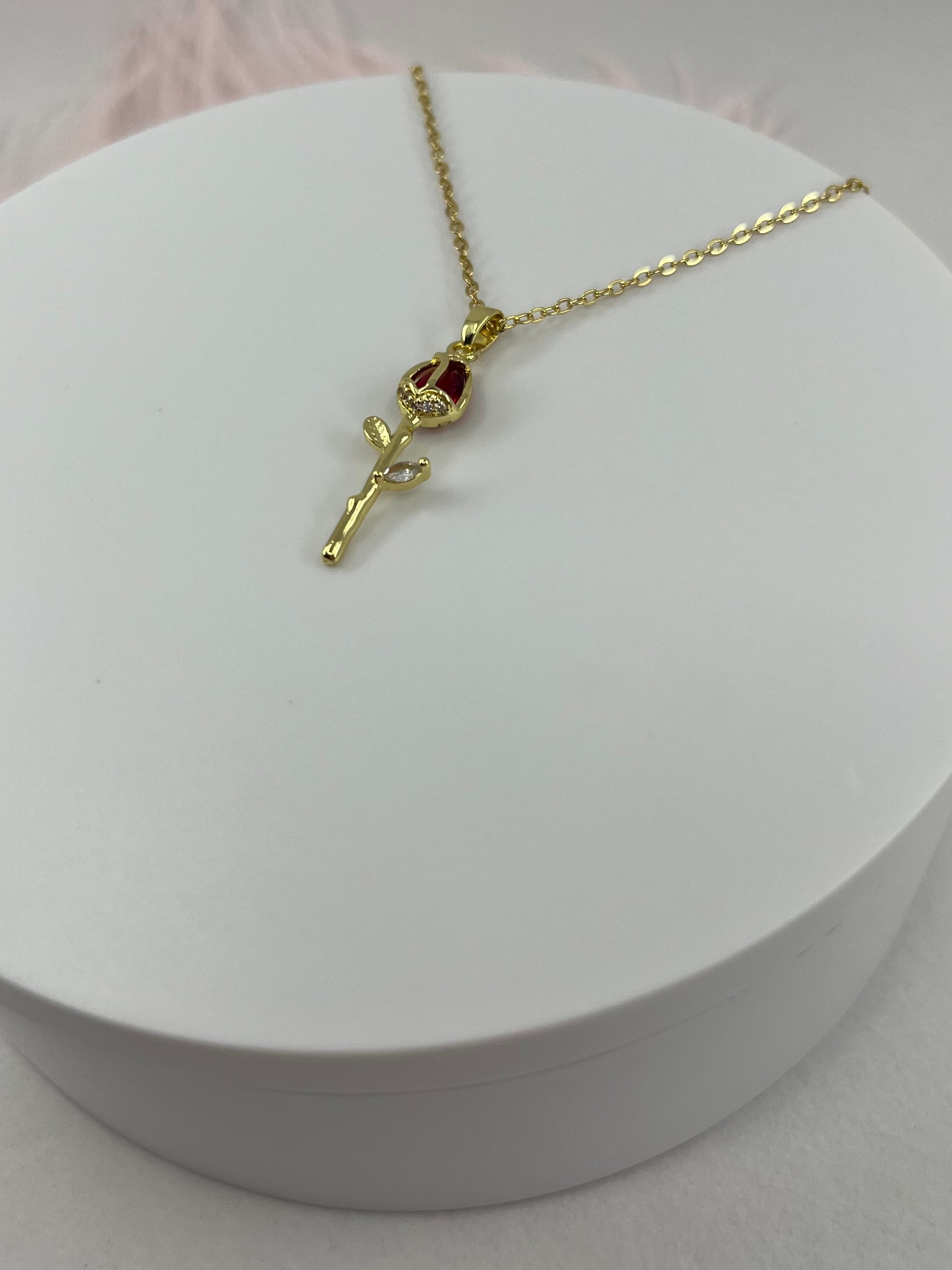 Choker necklace with gold zirconia rose pendants: 18K Gold Plated