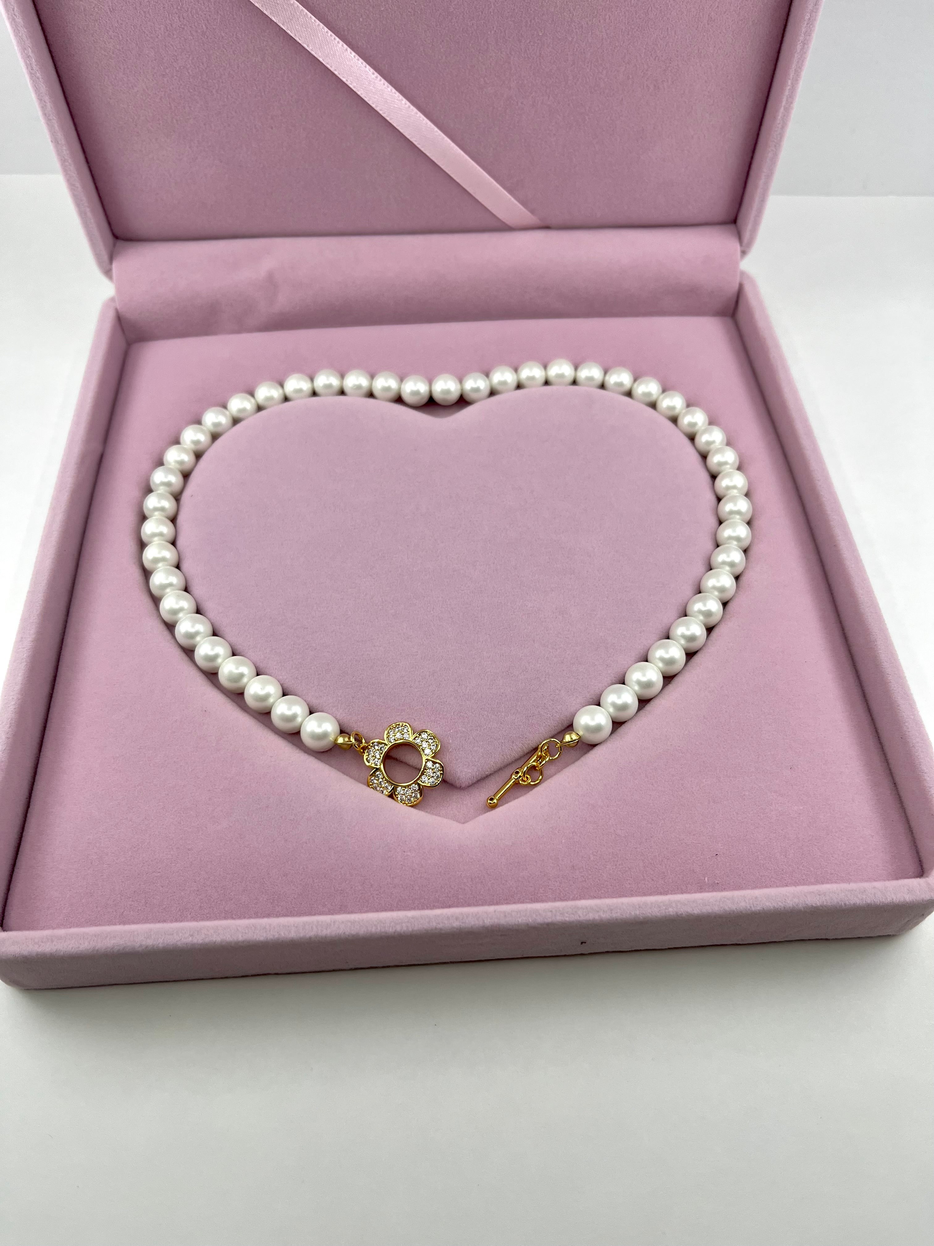 Shell Pearl Necklace with flower toggle: 18K Gold Plated