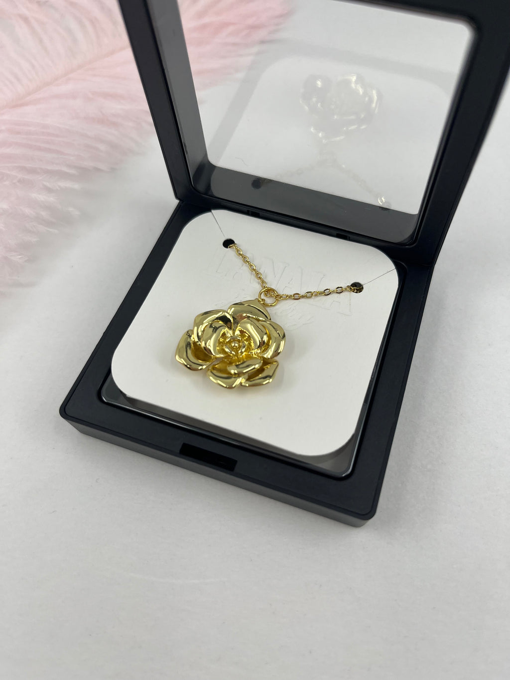 Choker necklace with gold rose pendants: 18K Gold Plated