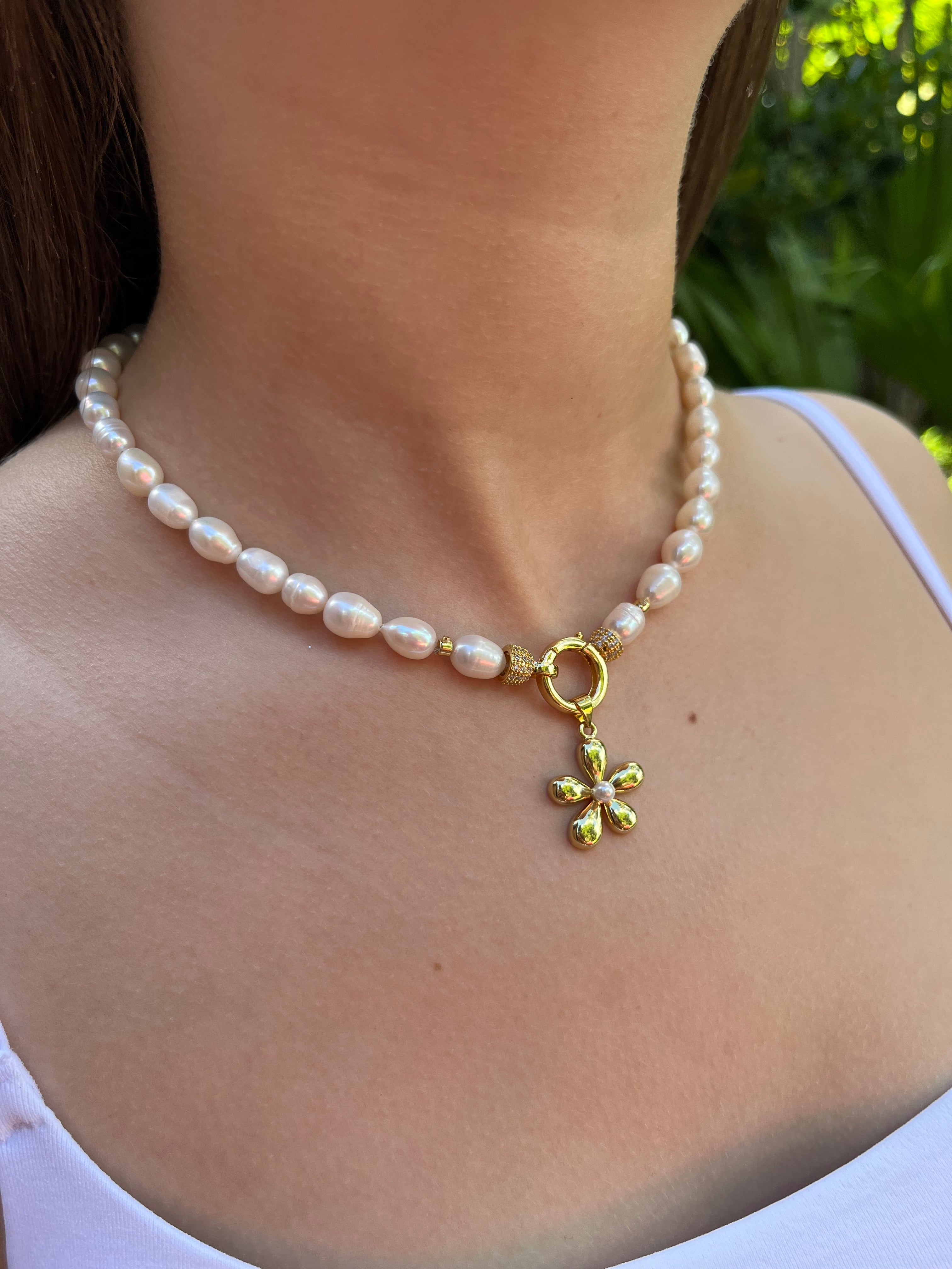 Freshwater Pearl Choker Necklace with flower pendant: 18K Gold Plated, Vintage Style.
