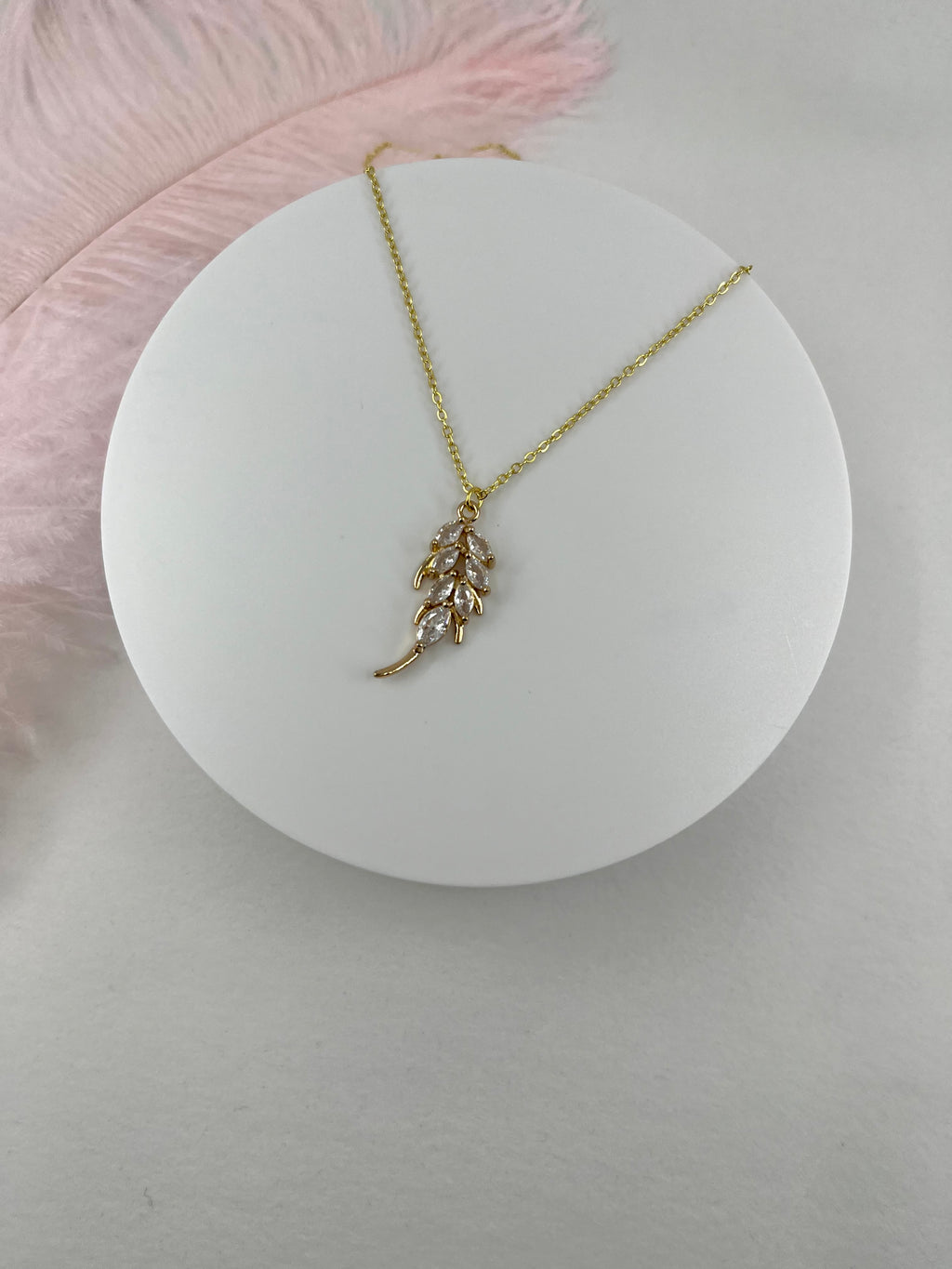 Choker necklace with zirconia leaf pendants: 18K Gold Plated