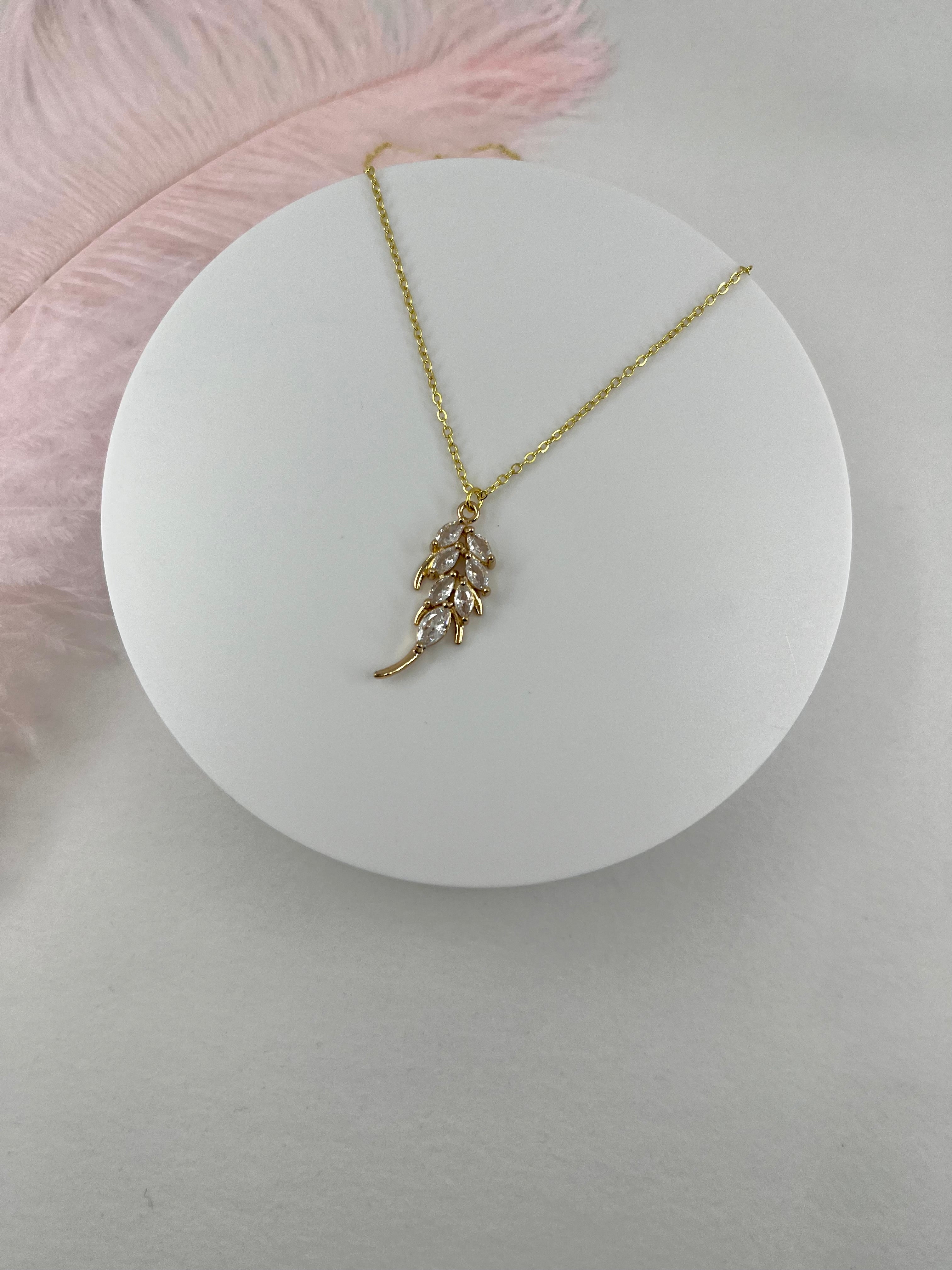 Choker necklace with zirconia leaf pendants: 18K Gold Plated