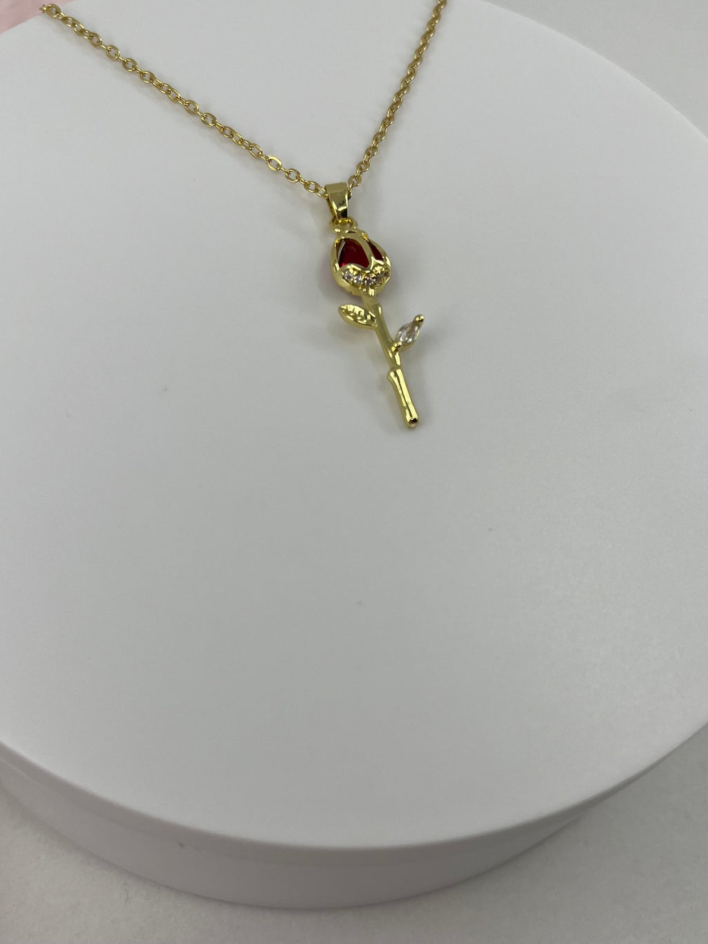 Choker necklace with gold zirconia rose pendants: 18K Gold Plated