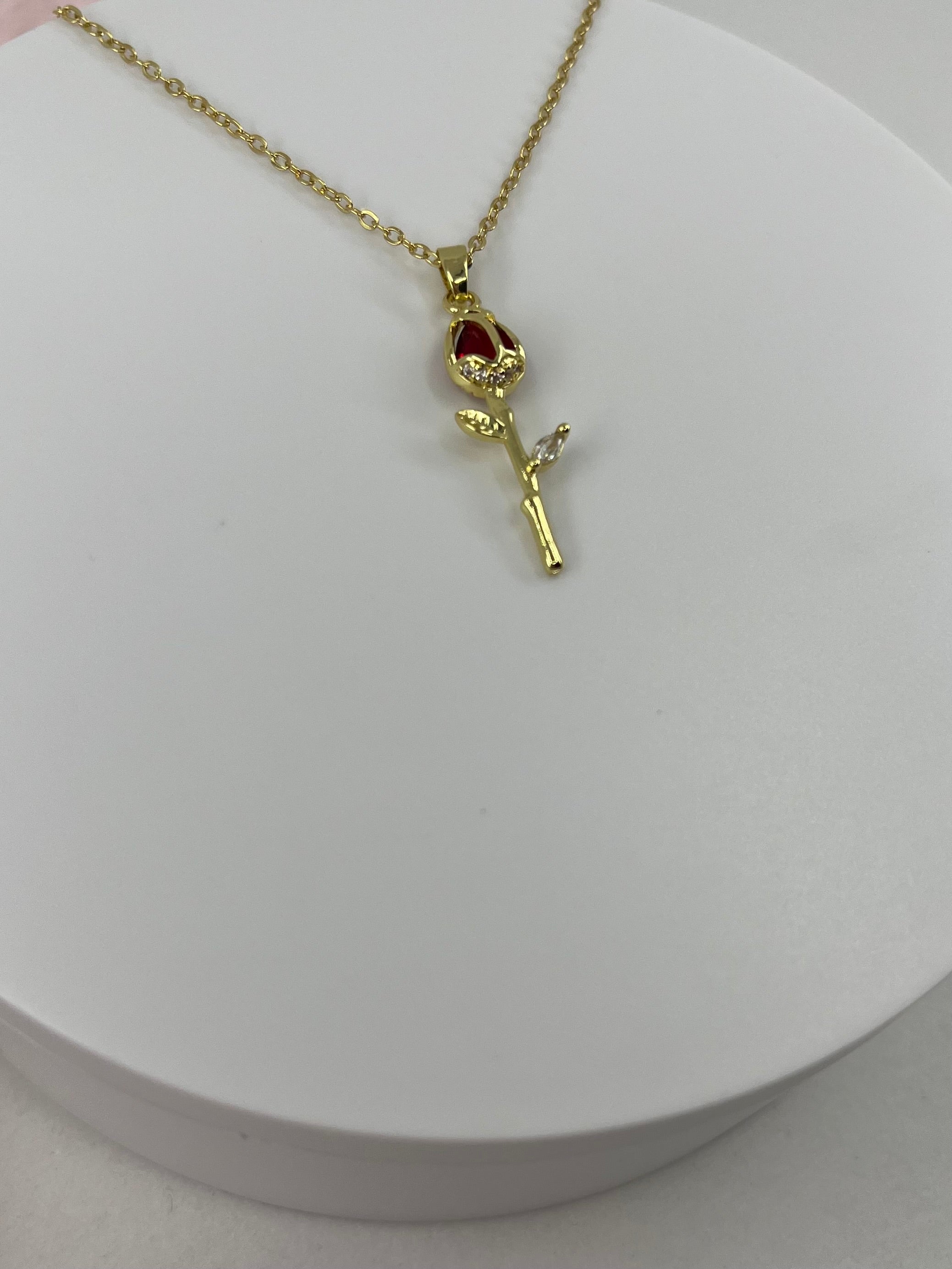 Choker necklace with gold zirconia rose pendants: 18K Gold Plated