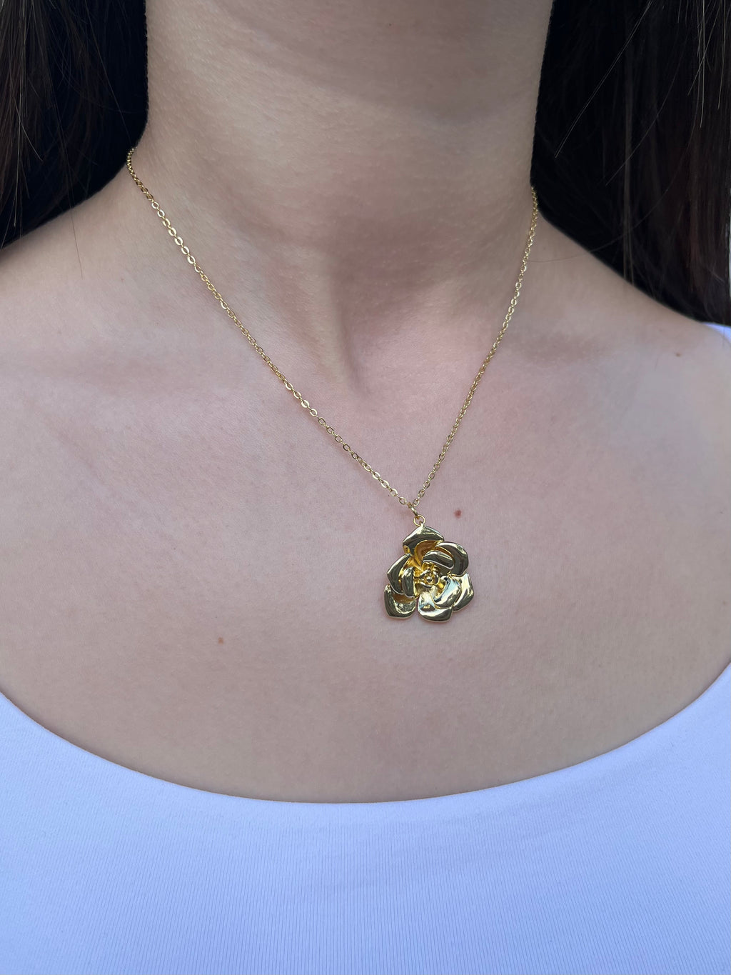 Choker necklace with gold rose pendants: 18K Gold Plated