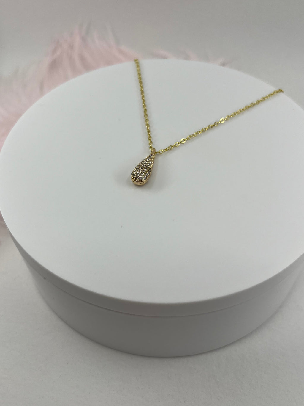 Choker necklace with zirconia teardrop pendants: 18K Gold Plated