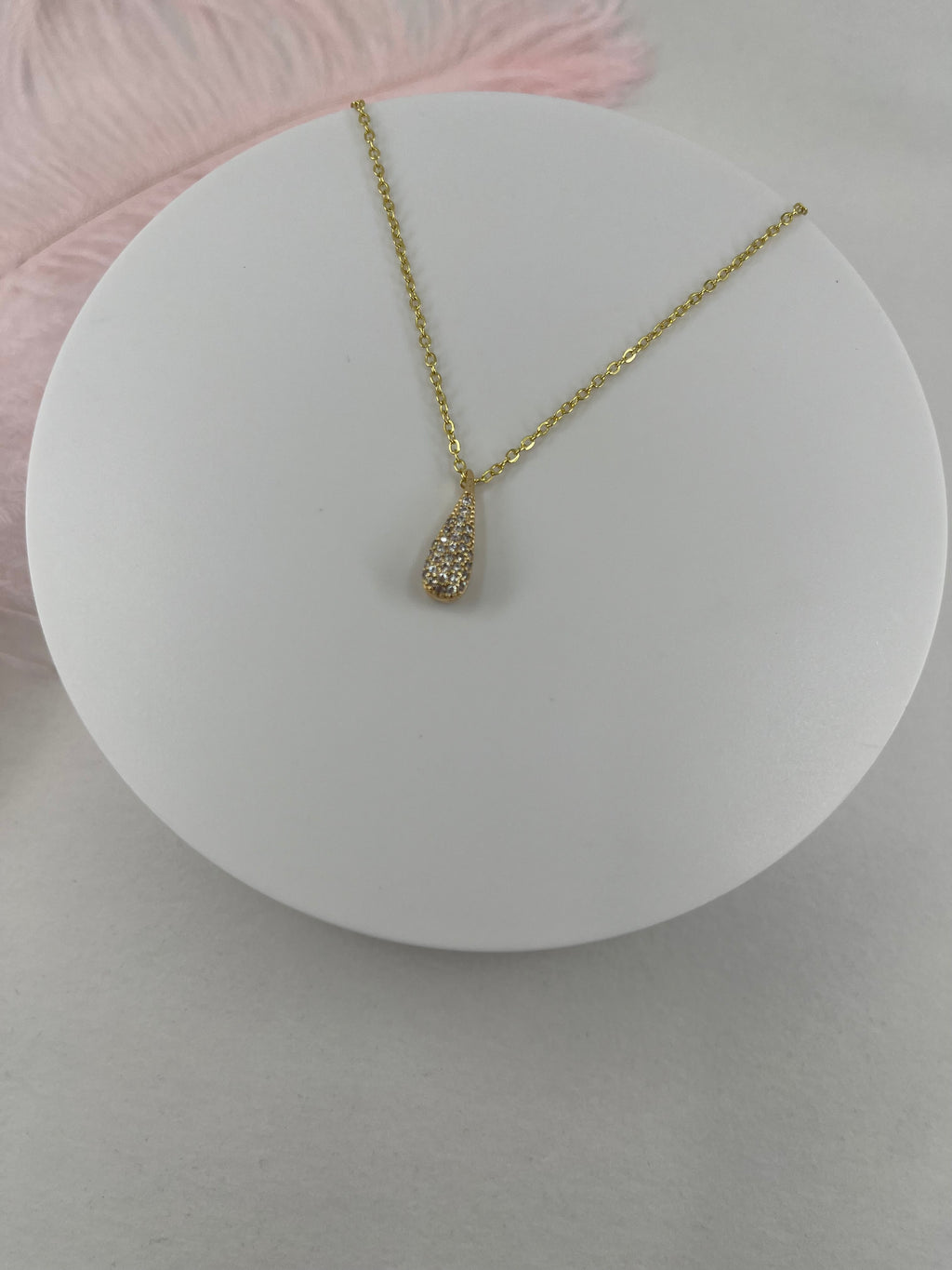 Choker necklace with zirconia teardrop pendants: 18K Gold Plated