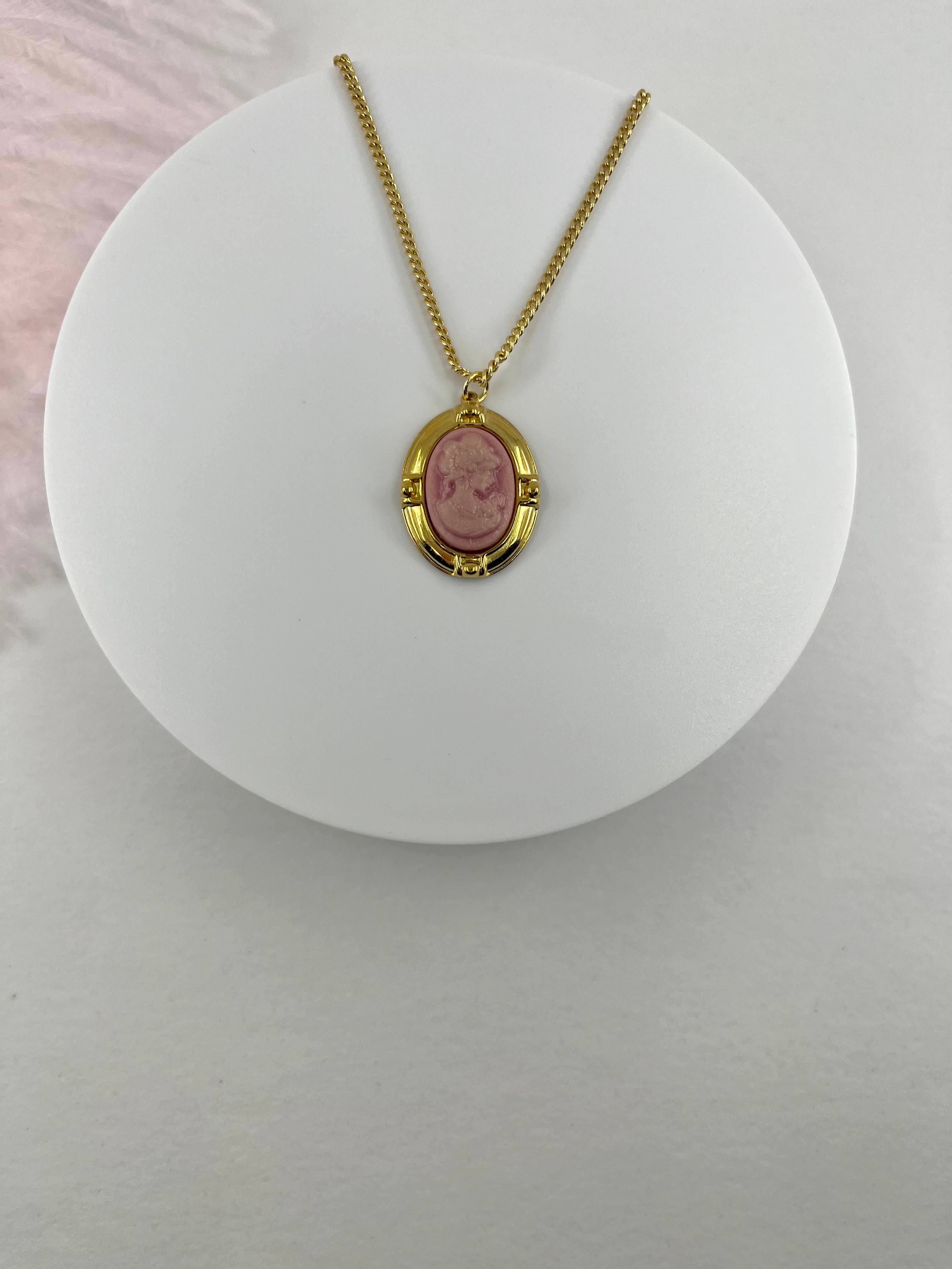 Victorian necklace with Cameo pendant: 18K Gold Plated