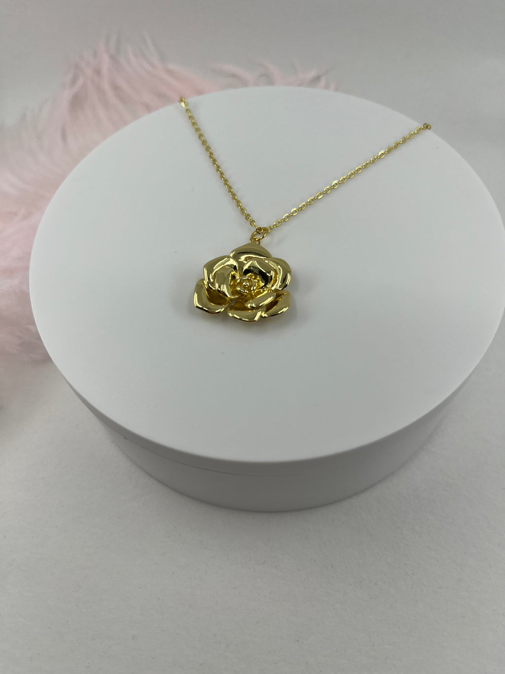 Choker necklace with gold rose pendants: 18K Gold Plated