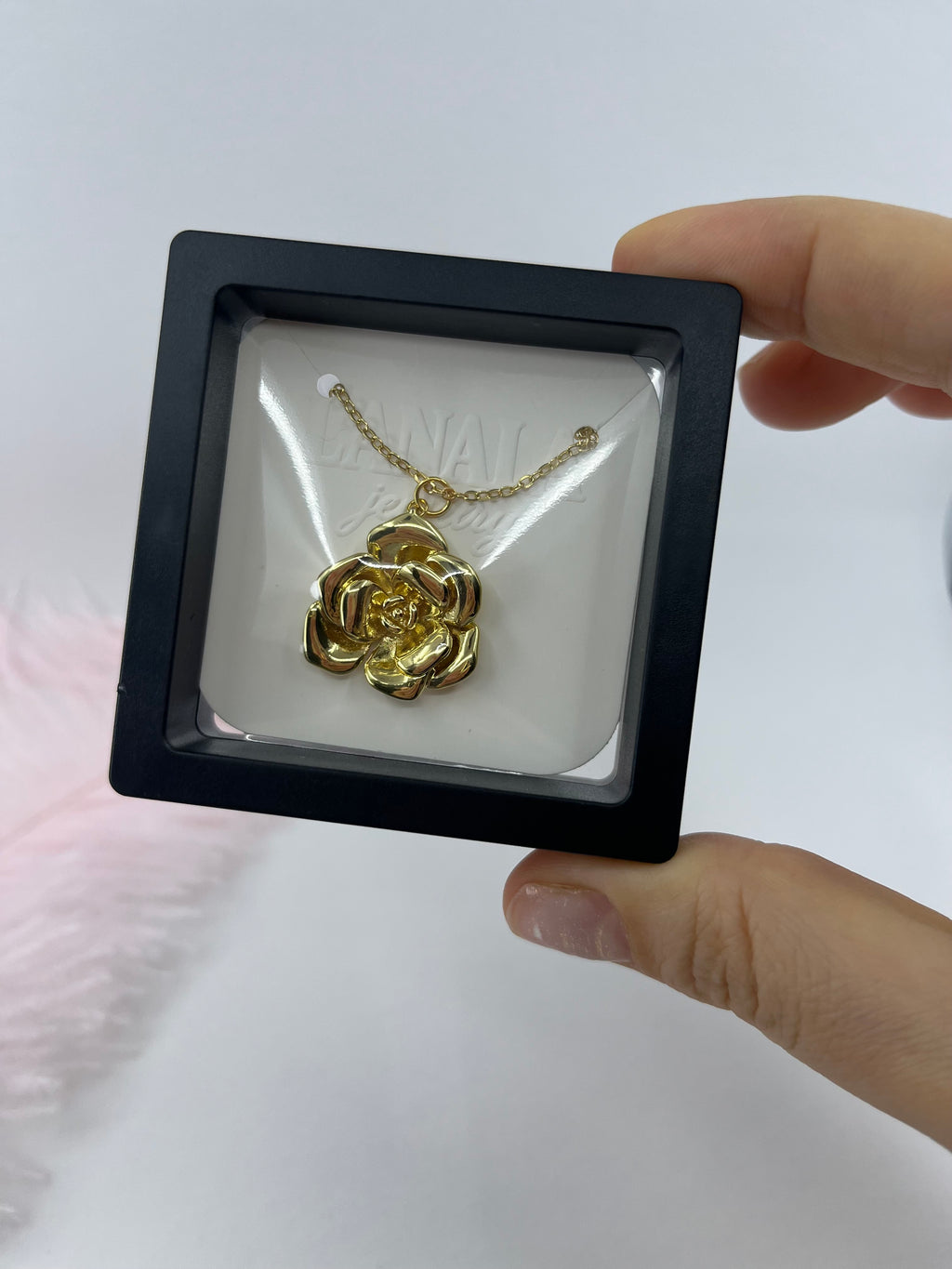 Choker necklace with gold rose pendants: 18K Gold Plated