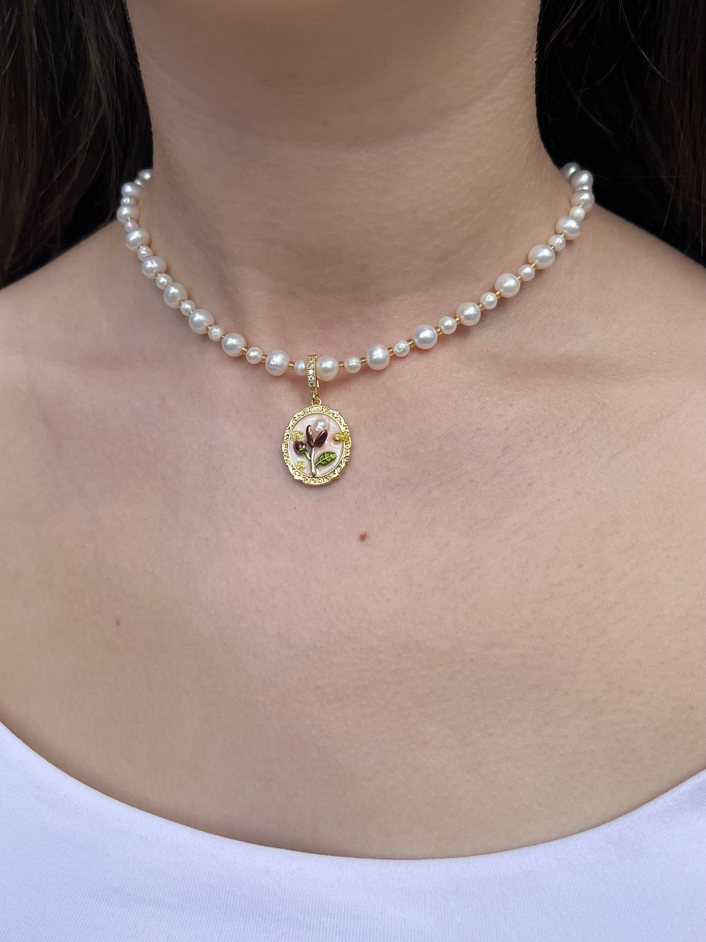 Pearl Necklace with enamel pendant: 18K Gold Plated
